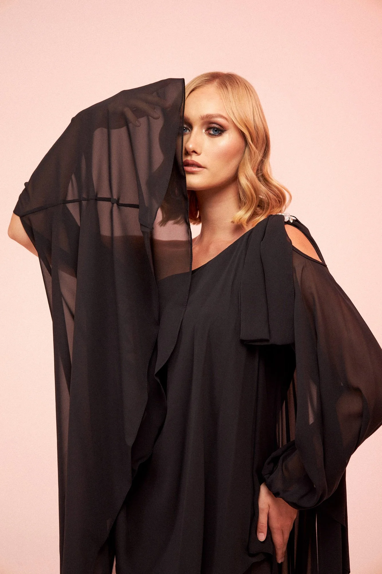 Carmen 2023'ün sofistike koleksiyonu, Pam İstanbul Prodüksiyonun stüdyosunda sanatsal bir dokunuşla ölümsüzleşiyor. Yüksek moda ve profesyonel prodüksiyonun birleştiği bu çekimlerde, modern elegansı keşfedin.