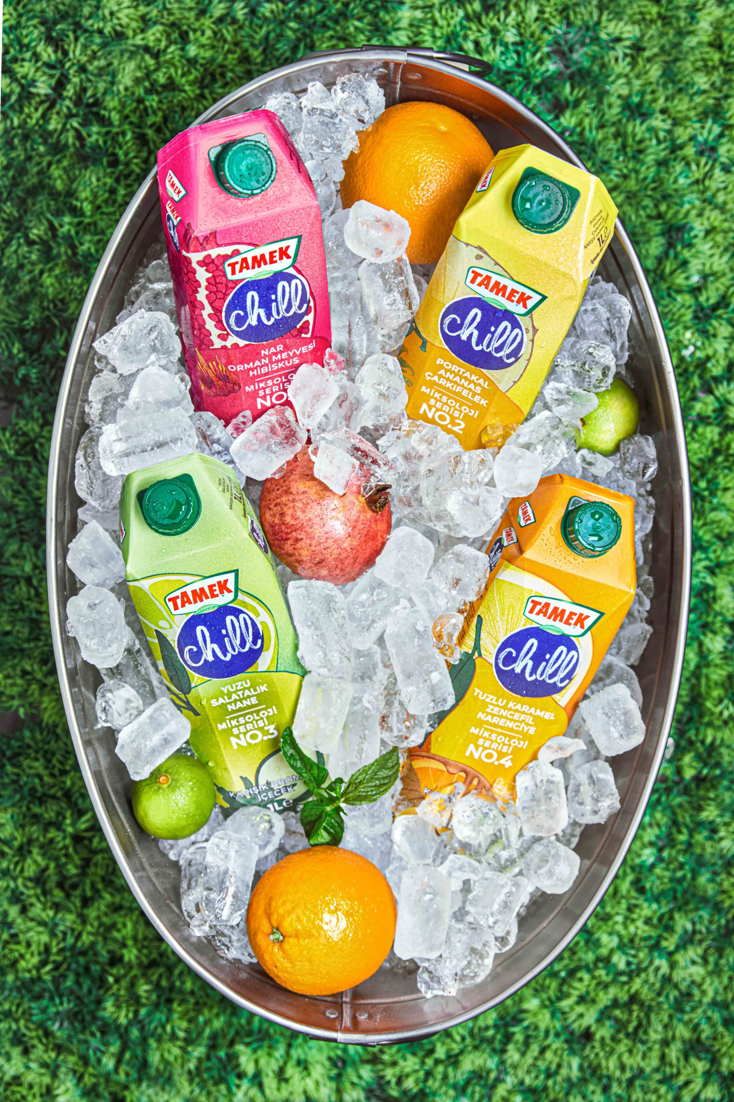 Yazın ferahlığını Tamek Chill'in doğal lezzetleriyle birleştiren gastronomi fotoğraflarımız, her yudumda sizi serinletiyor. Orman meyvesi, nar ve hibiskus gibi doğal tatlarla zenginleştirilmiş içeceklerimizin, profesyonel çekimlerle sanata dönüştüğü 