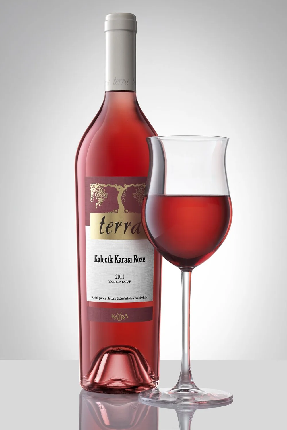 Pam İstanbul Prodüksiyon tarafından gerçekleştirilen şarap fotoğraf çekimleri, şarapların zarafetini ve lezzetini en estetik şekilde yansıtarak marka kimliğini güçlendirmektedir. Her detayın özenle planlandığı bu çekimler, şarapların renk, doku ve şi