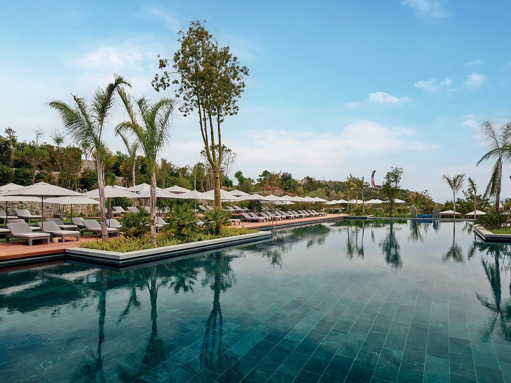 Palmiye ağaçlı açık hava yüzme havuzu tatil köyü çekimi - PAM İstanbul otel dış mekân prodüksiyonu