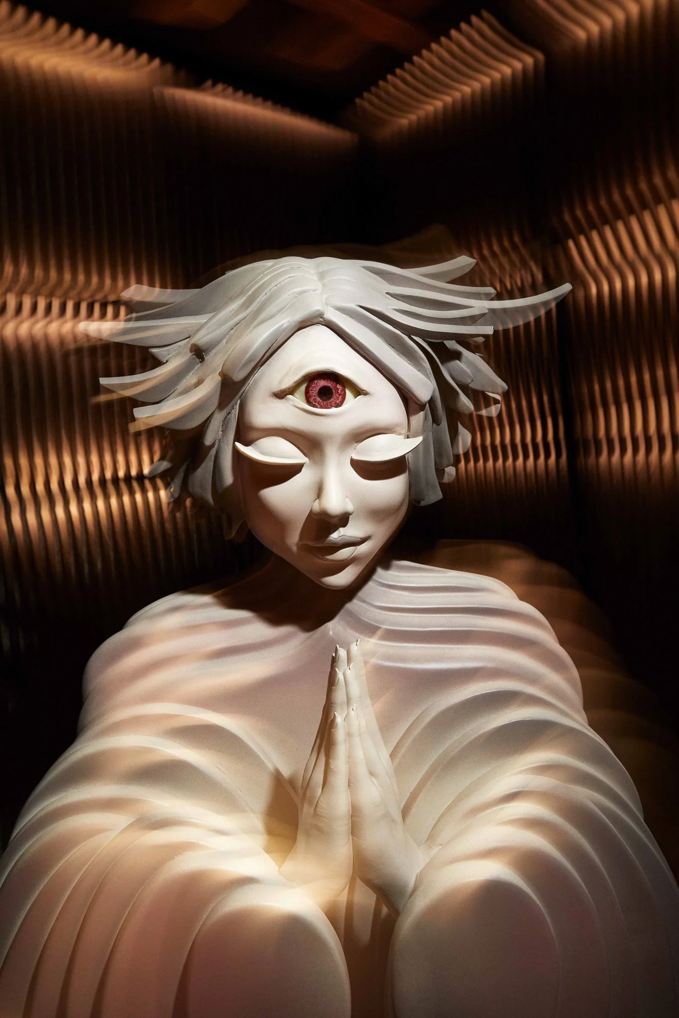 Sanatsal mekan çekimi - Dekoratif heykel ve atmosferik aydınlatma detay fotoğrafı.