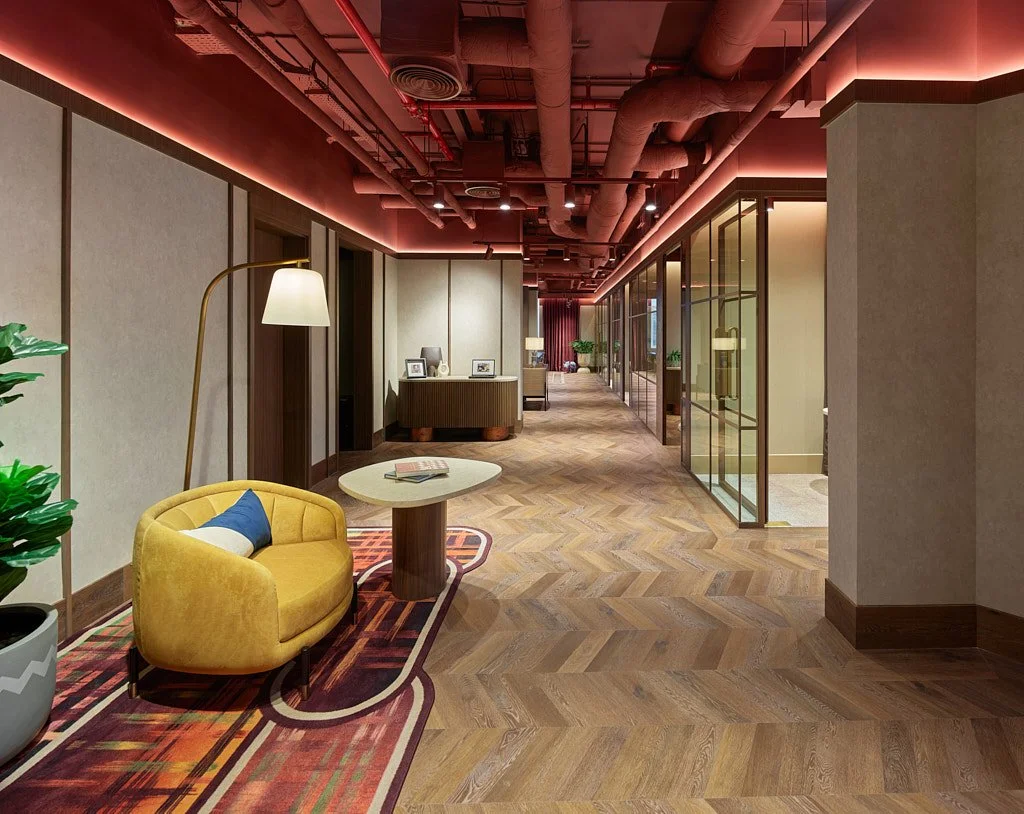 Modern bina cam cephe ve geometrik mimari dış mekân çekimi - PAM İstanbul mimarlık prodüksiyonu