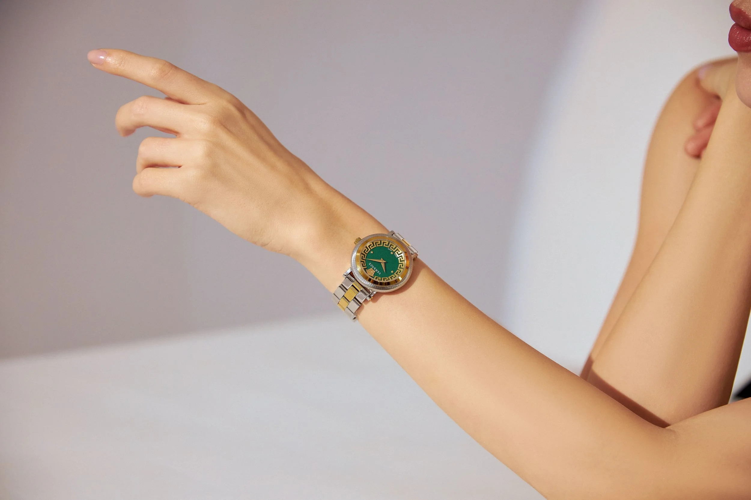 Stil ikonu Duygu Özaslan ile Versace'nin muhteşem birlikteliği, Pam İstanbul'un yaratıcı dokunuşuyla gözler önüne seriliyor. Versace'nin zamansız tasarımlarını ve Duygu'nun eşsiz tarzını yansıtan bu özel koleksiyona göz atın.