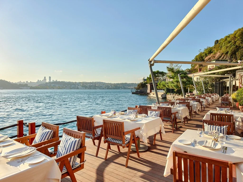 Deniz kıyısı açık hava restoran teras fotoğraf çekimi - PAM İstanbul gastronomi mekân prodüksiyonu