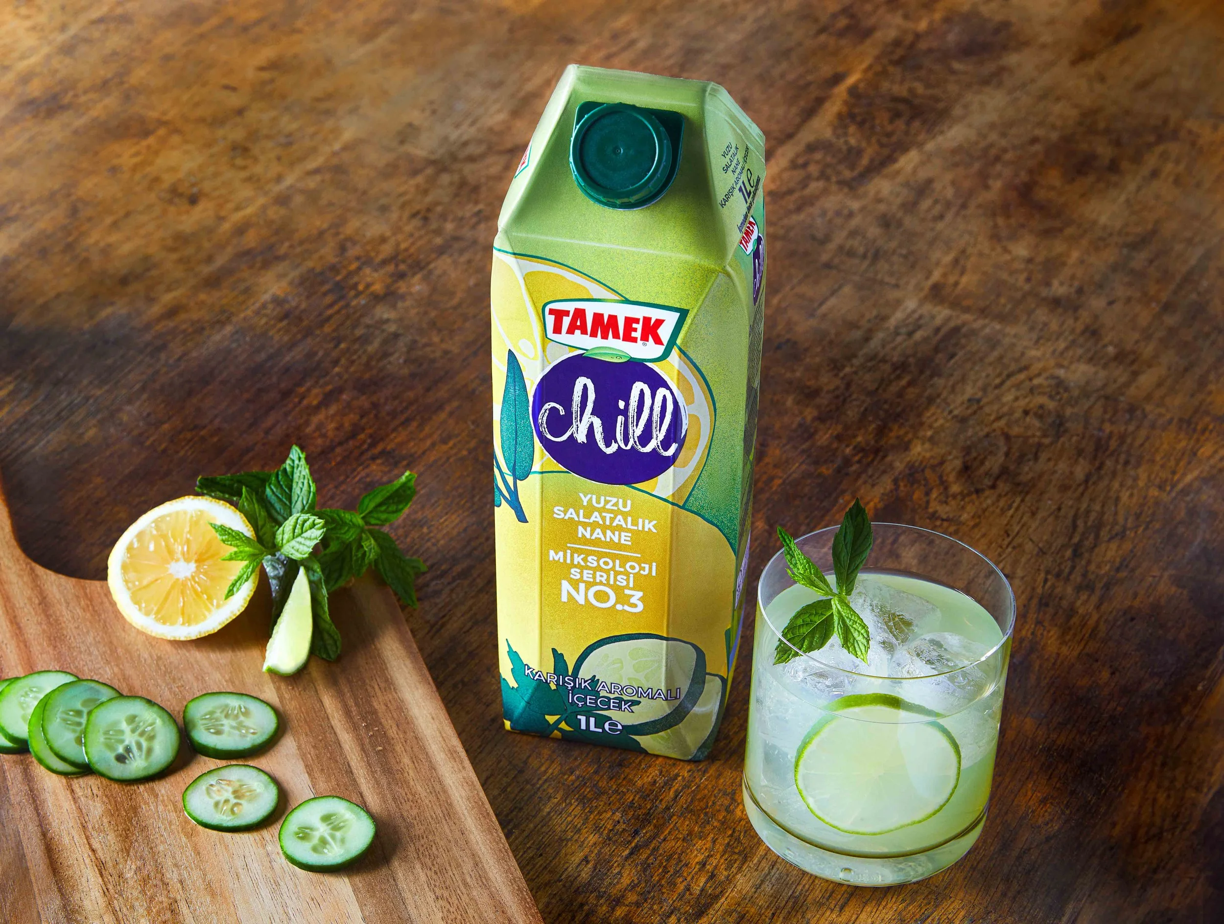 Yazın ferahlığını Tamek Chill'in doğal lezzetleriyle birleştiren gastronomi fotoğraflarımız, her yudumda sizi serinletiyor. Orman meyvesi, nar ve hibiskus gibi doğal tatlarla zenginleştirilmiş içeceklerimizin, profesyonel çekimlerle sanata dönüştüğü 