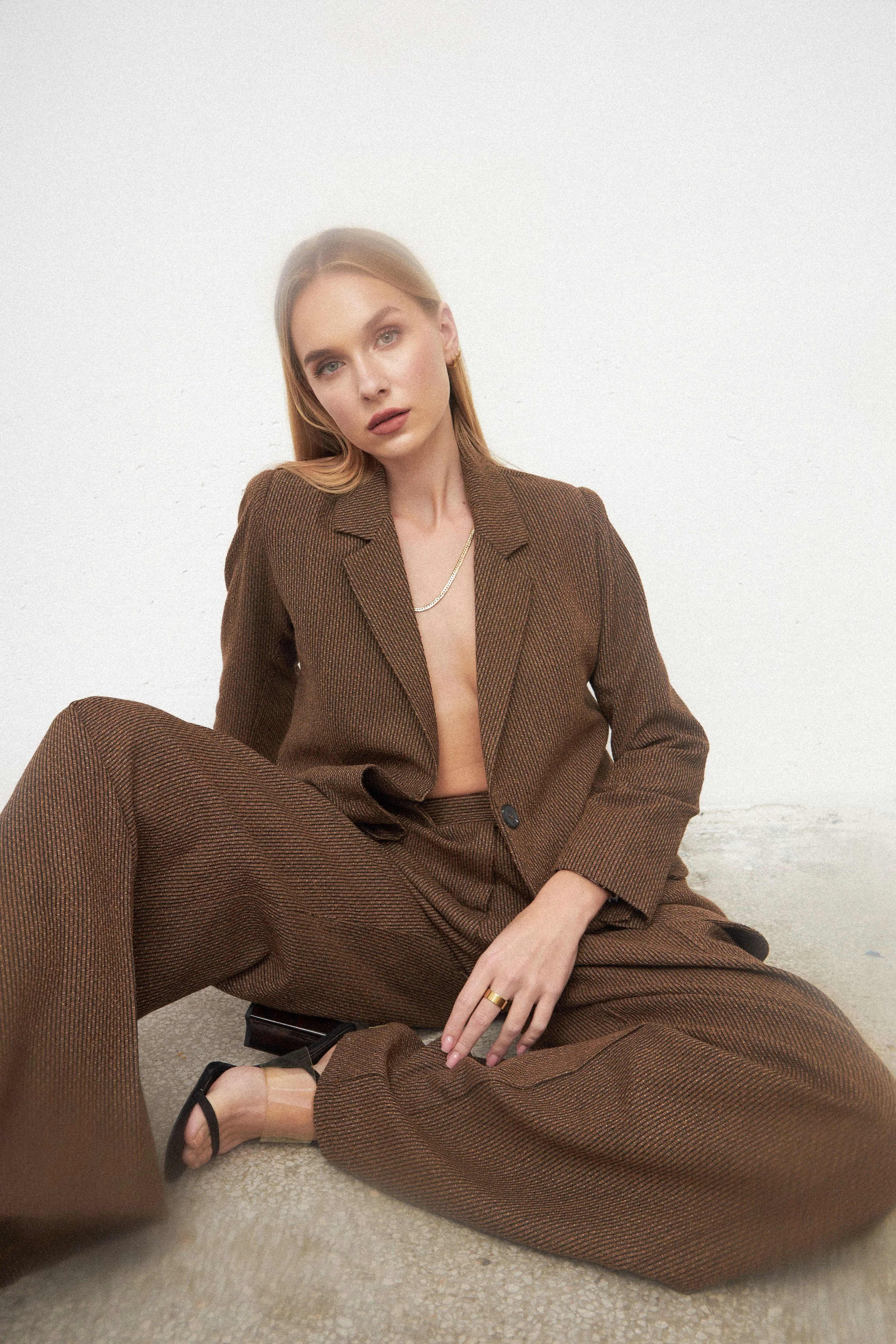 Profesyonel moda çekimi, kadın giyim katalog çekimi ve tekstil markaları için kreatif prodüksiyon.