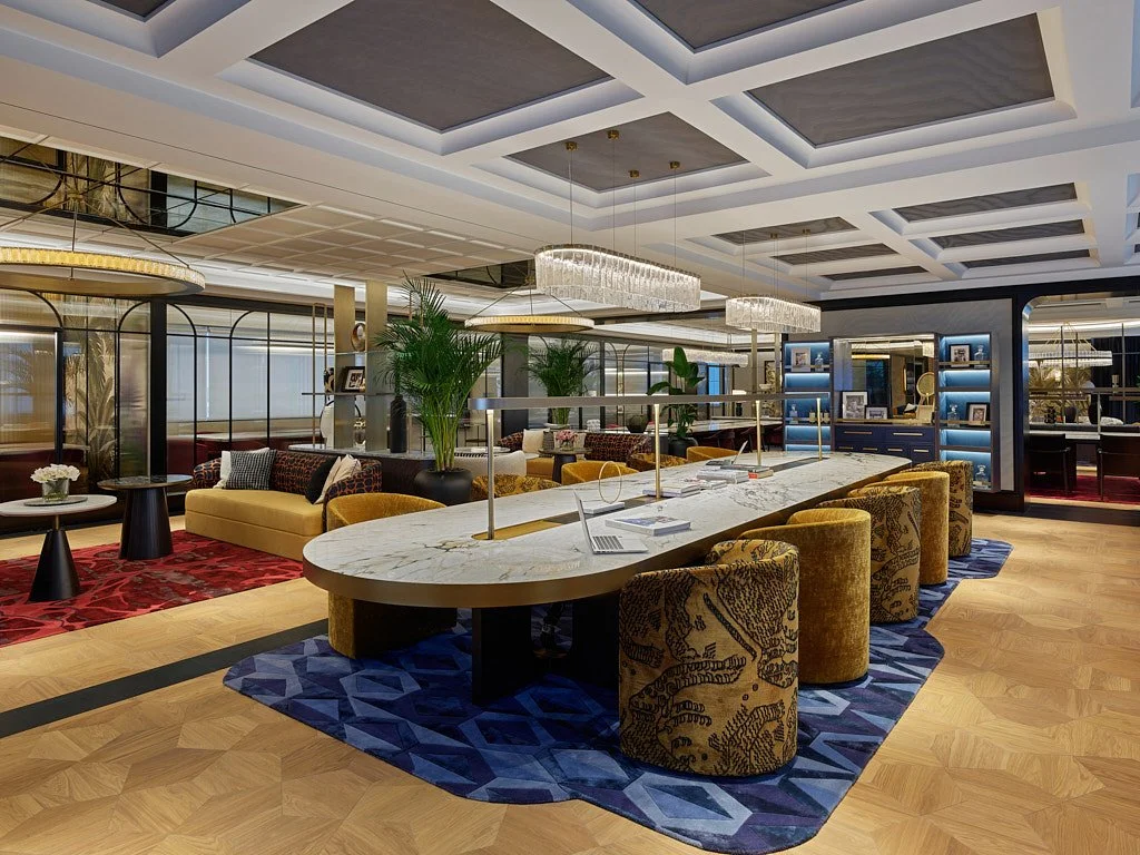 Lüks otel banyosu mermer lavabo ve altın detay iç mekân çekimi - PAM İstanbul otel prodüksiyonu