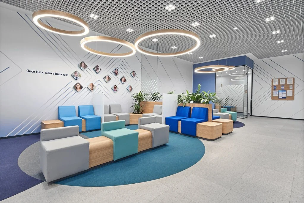 Modern ofis resepsiyon renkli koltuk ve tavan aydınlatma çekimi - PAM İstanbul kurumsal mekân prodüksiyonu