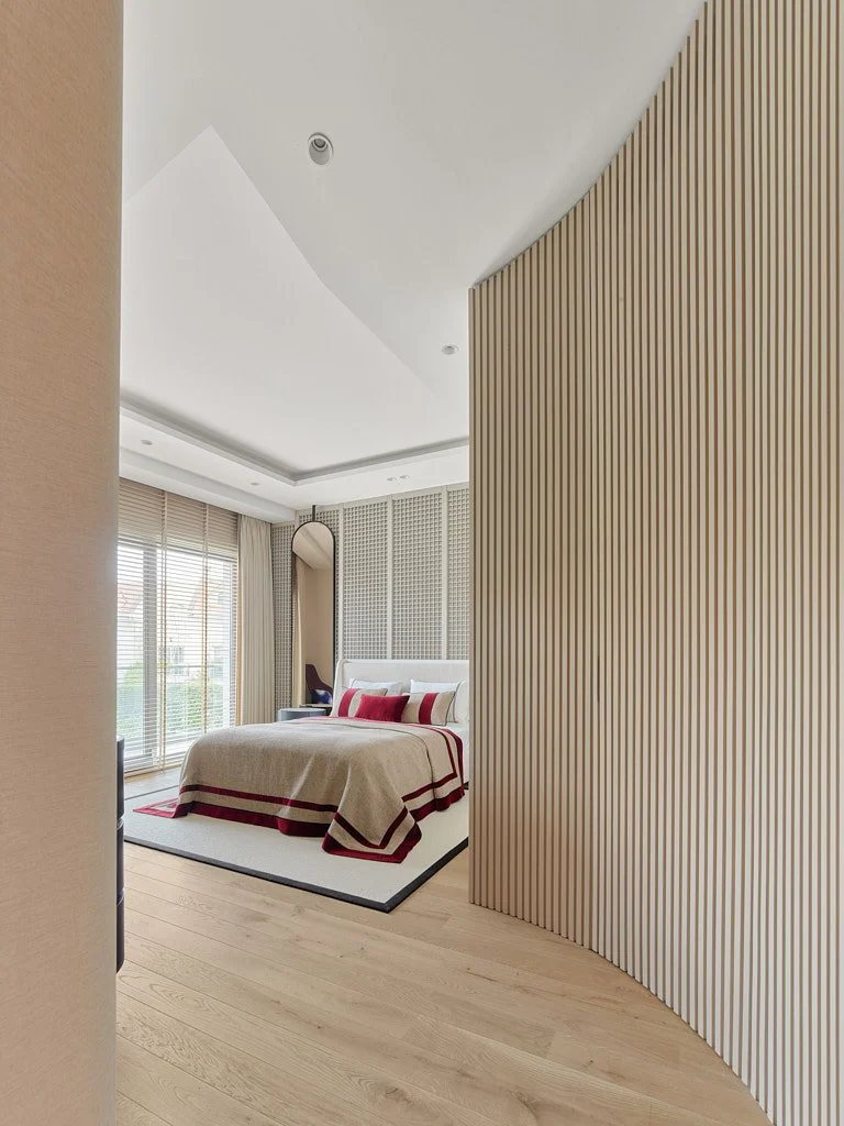 Modern açık plan loft oturma alanı ve merdiven çekimi - PAM İstanbul iç mimarlık prodüksiyonu