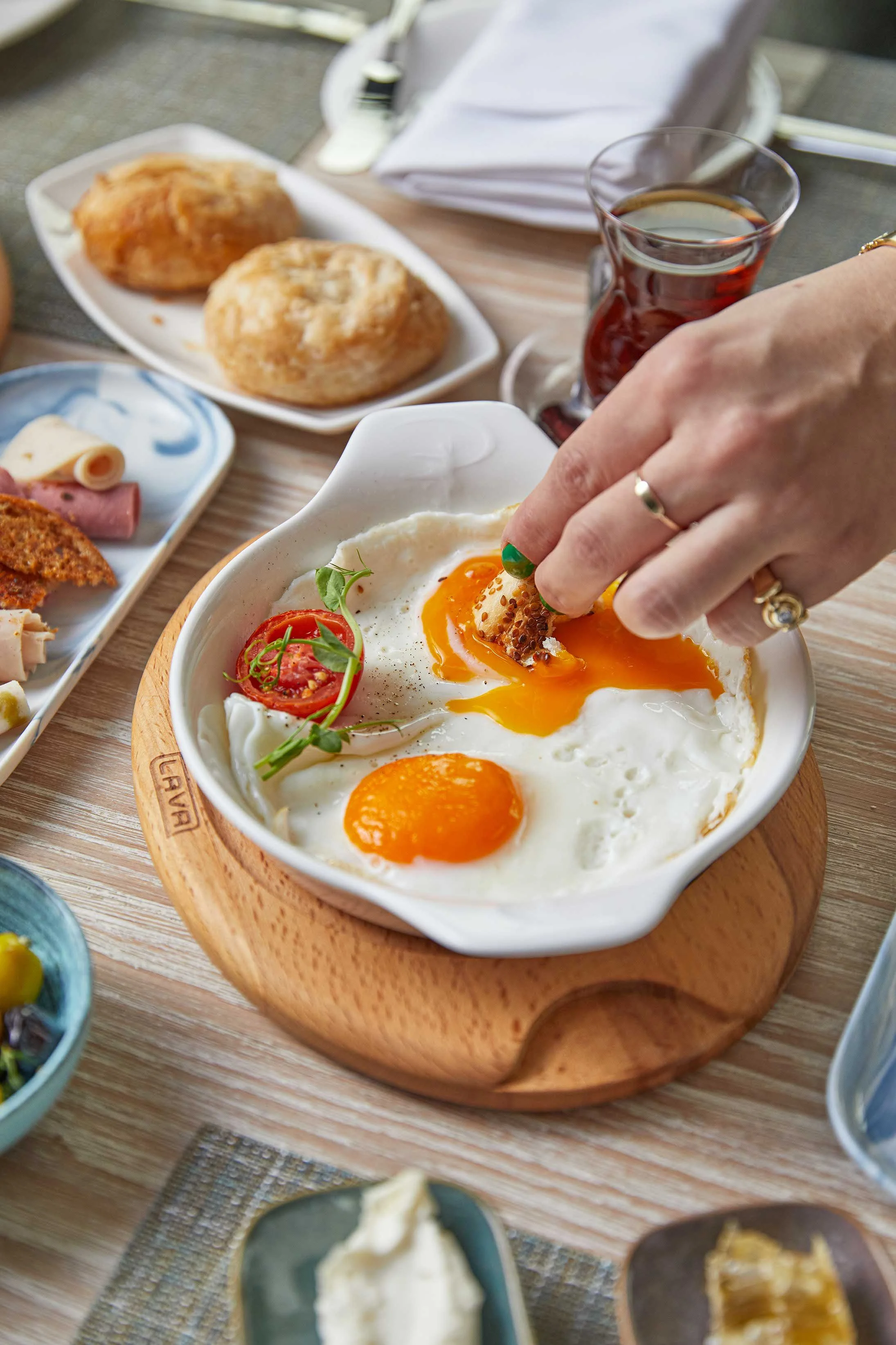 Hyatt Regency'nin lüks kahvaltı deneyimi, Pam İstanbul Prodüksiyon'un ustalık dolu çekimleriyle hayat buluyor. Her detayda zenginlik ve lezzetin fotoğraflandığı bu deneyime siz de katılın.