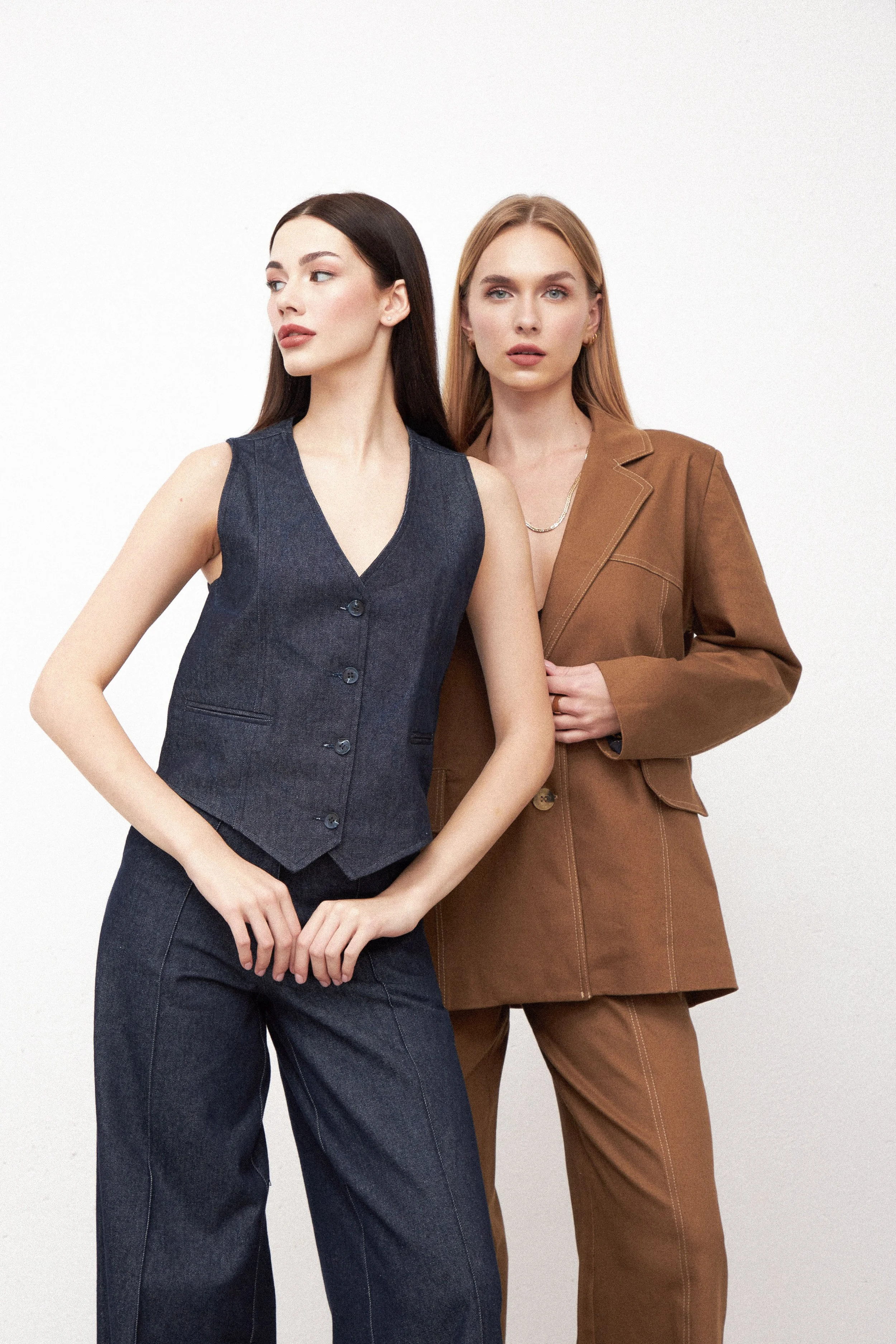 Profesyonel moda çekimi, tekstil markaları için stüdyo katalog çekimi ve lookbook prodüksiyonu.