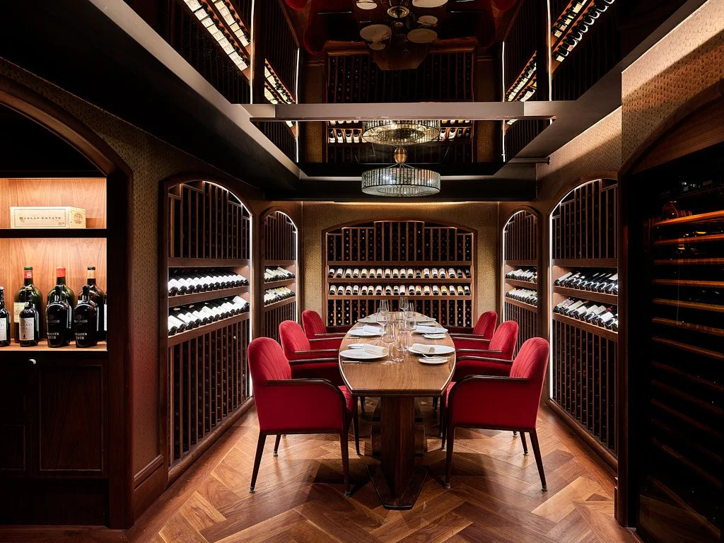 Şarap mahzeni ahşap masa kadife sandalye iç mekân çekimi - PAM İstanbul restoran prodüksiyonu