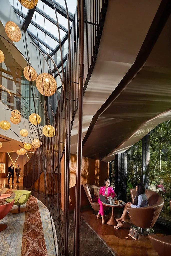 Sarı elbiseli model modern bina cam tavan moda çekimi - PAM İstanbul moda fotoğraf prodüksiyonu