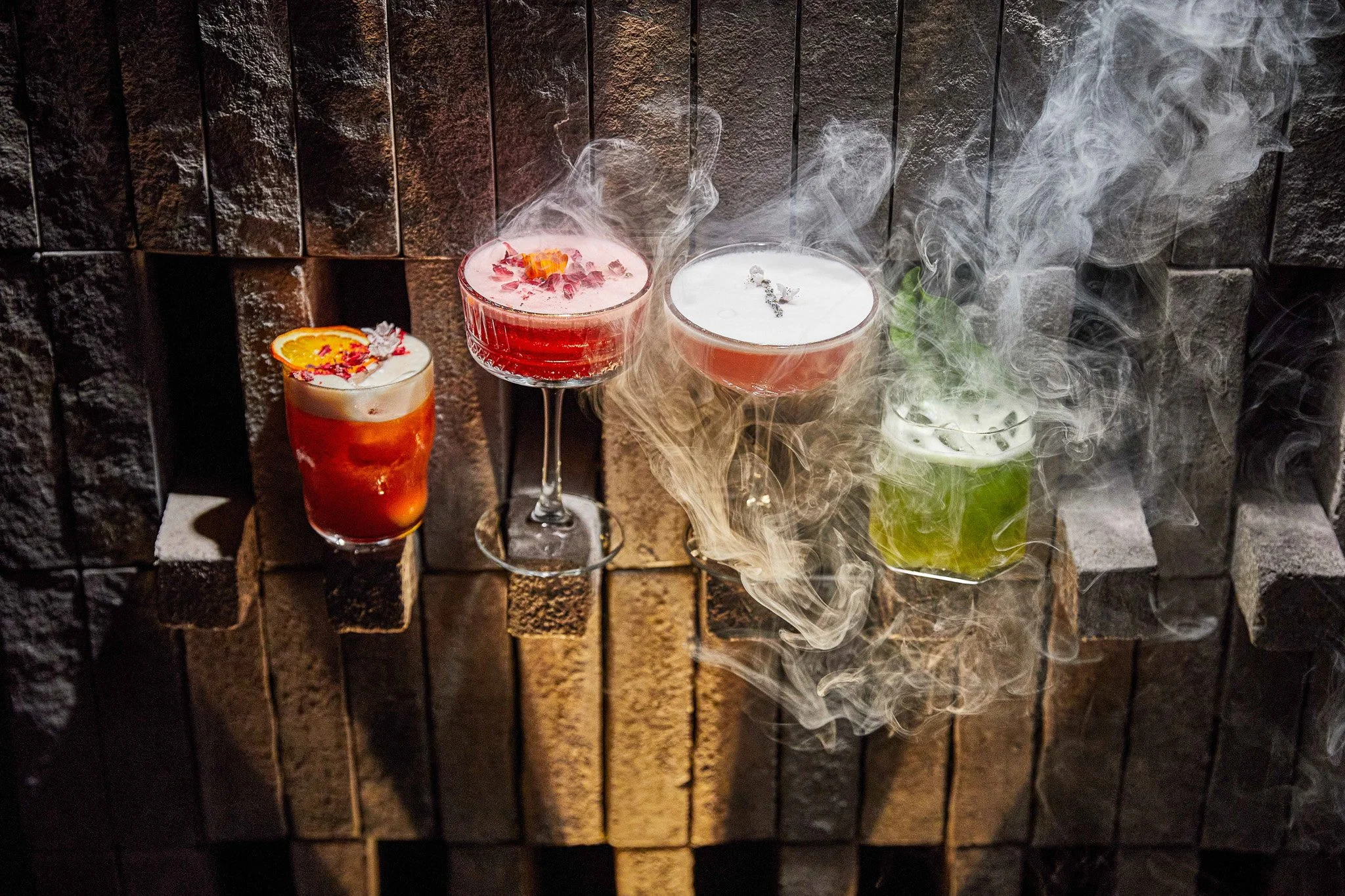 Sanatsal ürün çekimi - Kuru buz efektli renkli kokteyl serisi.