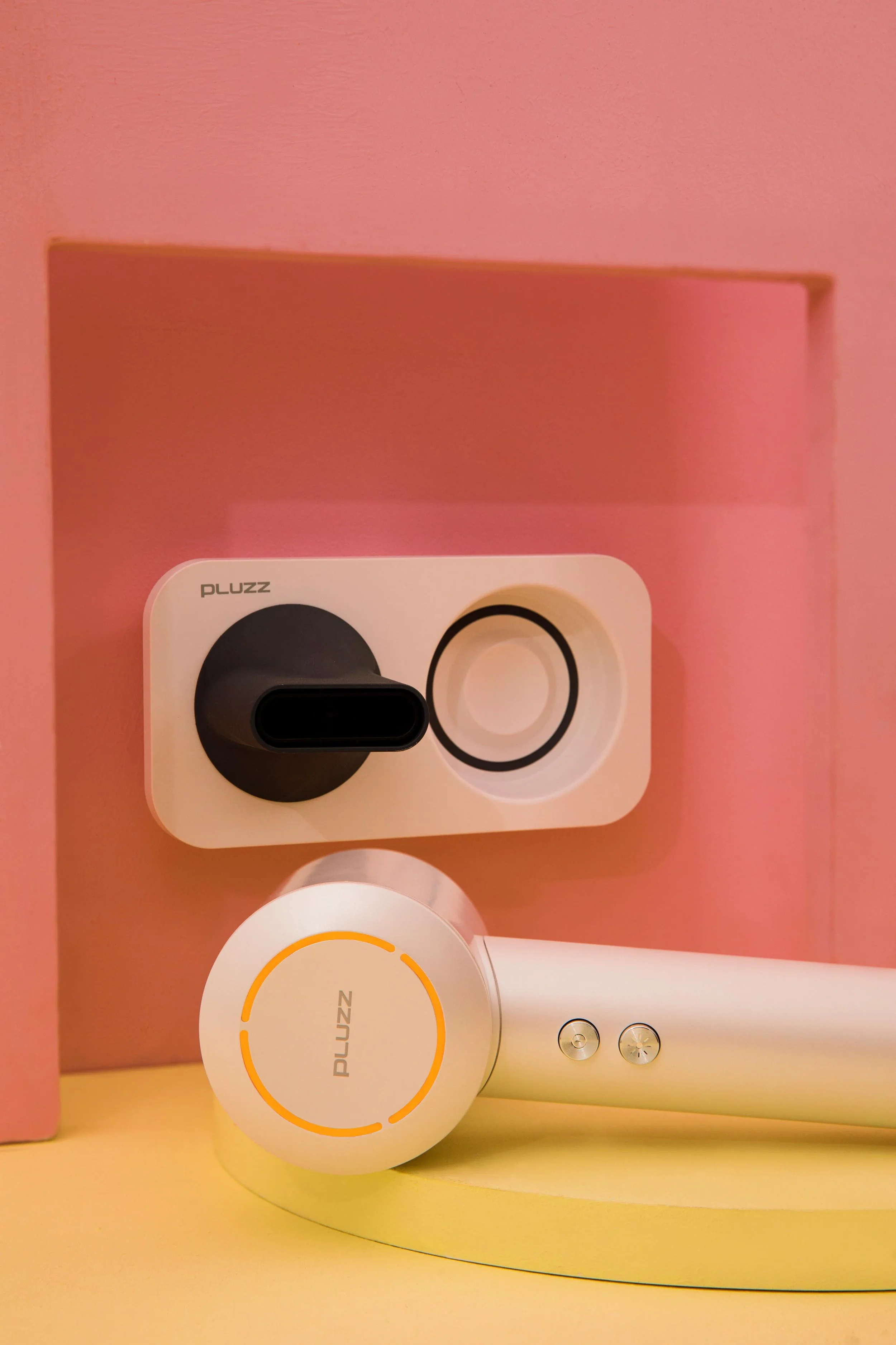 PAM İstanbul: Pluzz markasının mikrofon ve teknoloji ürünleri için tek çatı altında sunulan kreatif reklam kampanyası prodüksiyonu.