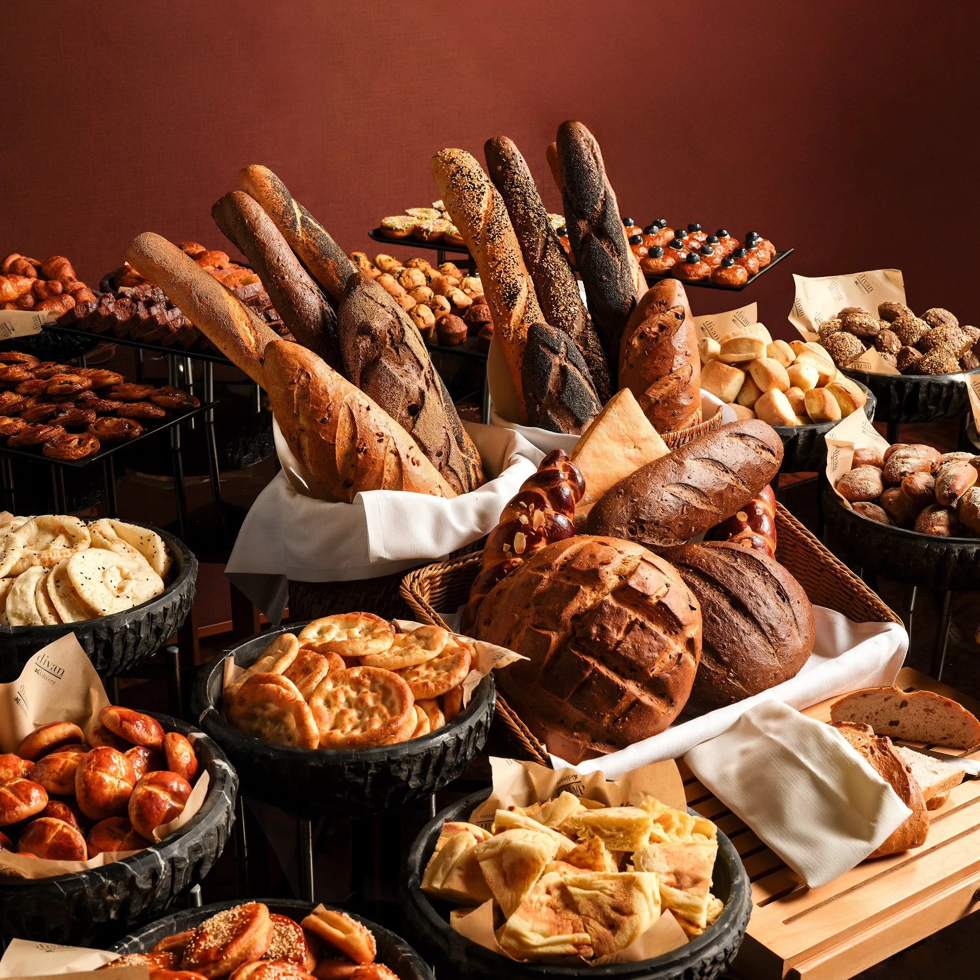 Bir fırında sergilenen çeşitli ekmekler ve hamur işleri; baget, rulolar ve pastalar dahil.