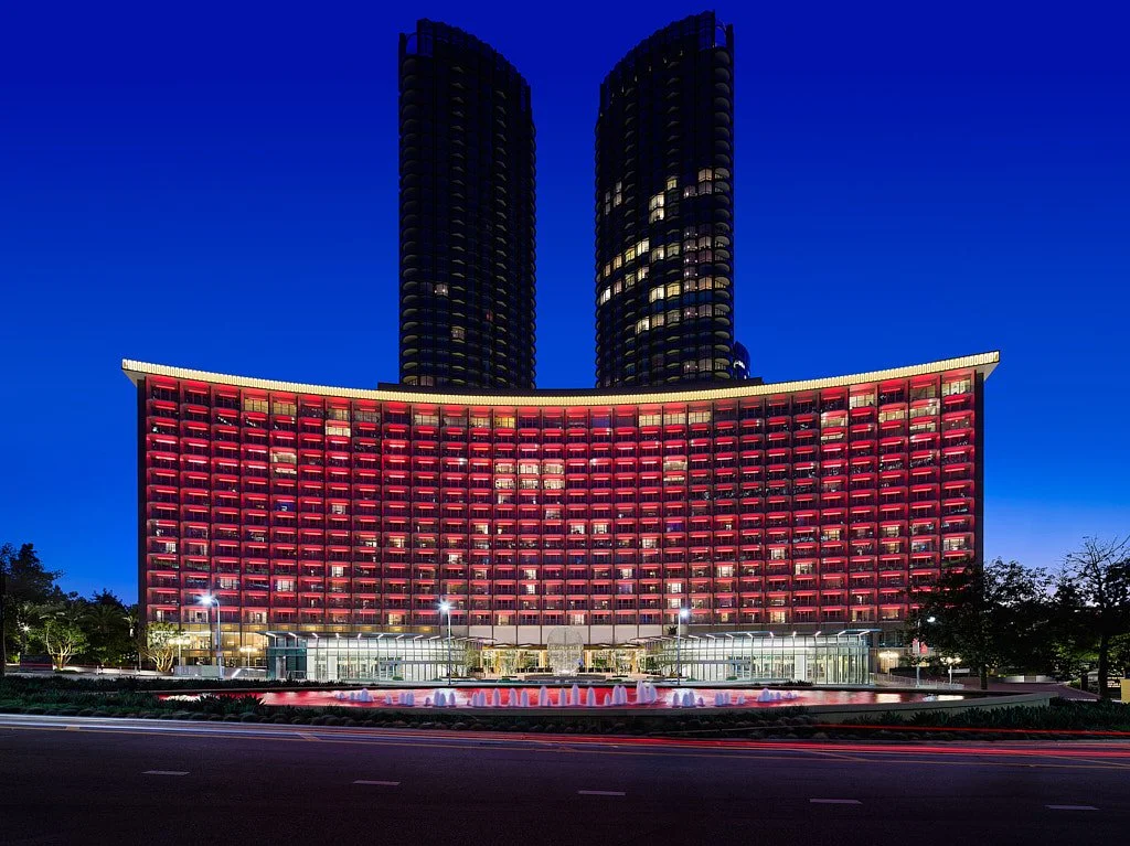 Modern otel odası geniş yatak ve oturma alanı iç mekân çekimi - PAM İstanbul otel prodüksiyonu