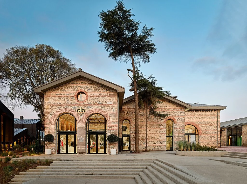 Modern salon ahşap panel TV ünitesi ve yemek alanı çekimi - PAM İstanbul iç mimarlık prodüksiyonu