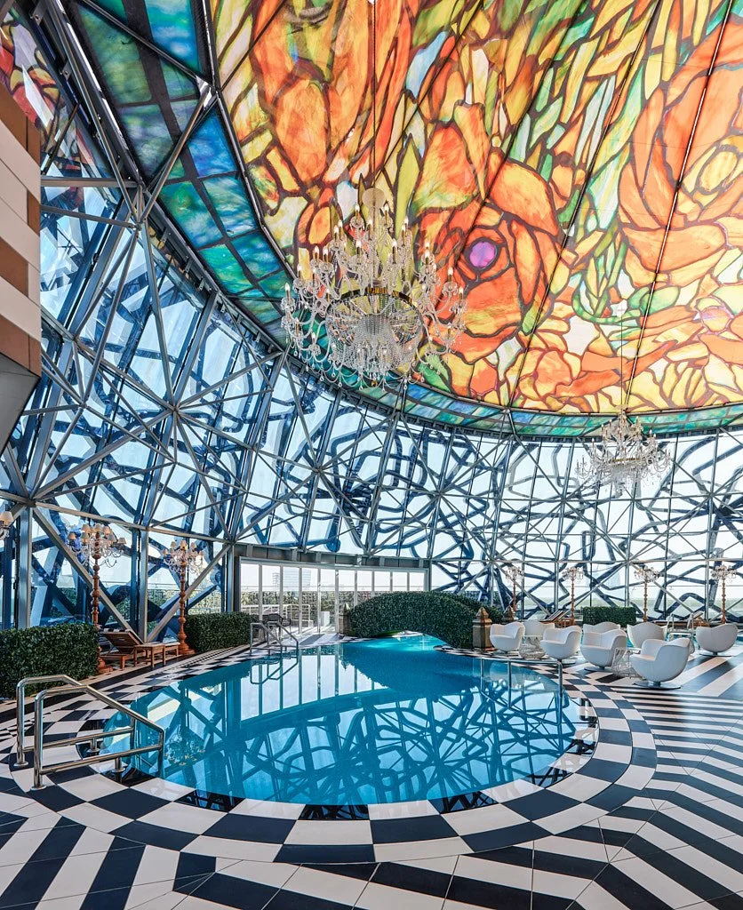 Zarif restoran yuvarlak masa beyaz örtü kristal avize çekimi - PAM İstanbul restoran prodüksiyonu