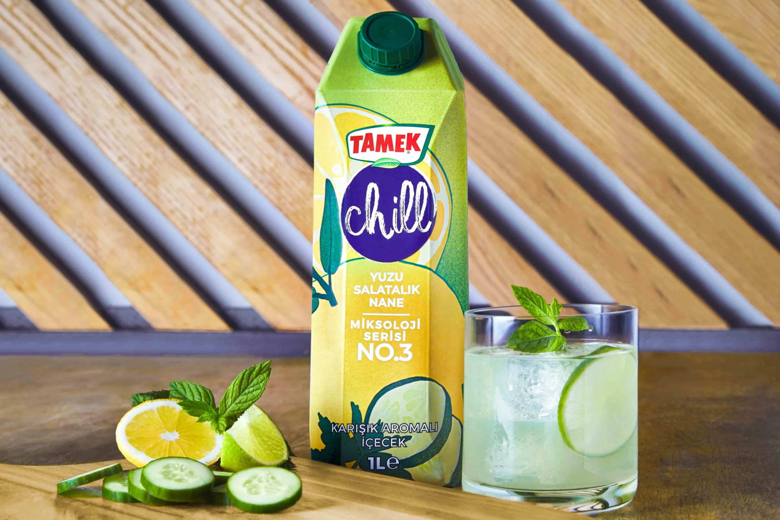 Yazın ferahlığını Tamek Chill'in doğal lezzetleriyle birleştiren gastronomi fotoğraflarımız, her yudumda sizi serinletiyor. Orman meyvesi, nar ve hibiskus gibi doğal tatlarla zenginleştirilmiş içeceklerimizin, profesyonel çekimlerle sanata dönüştüğü 