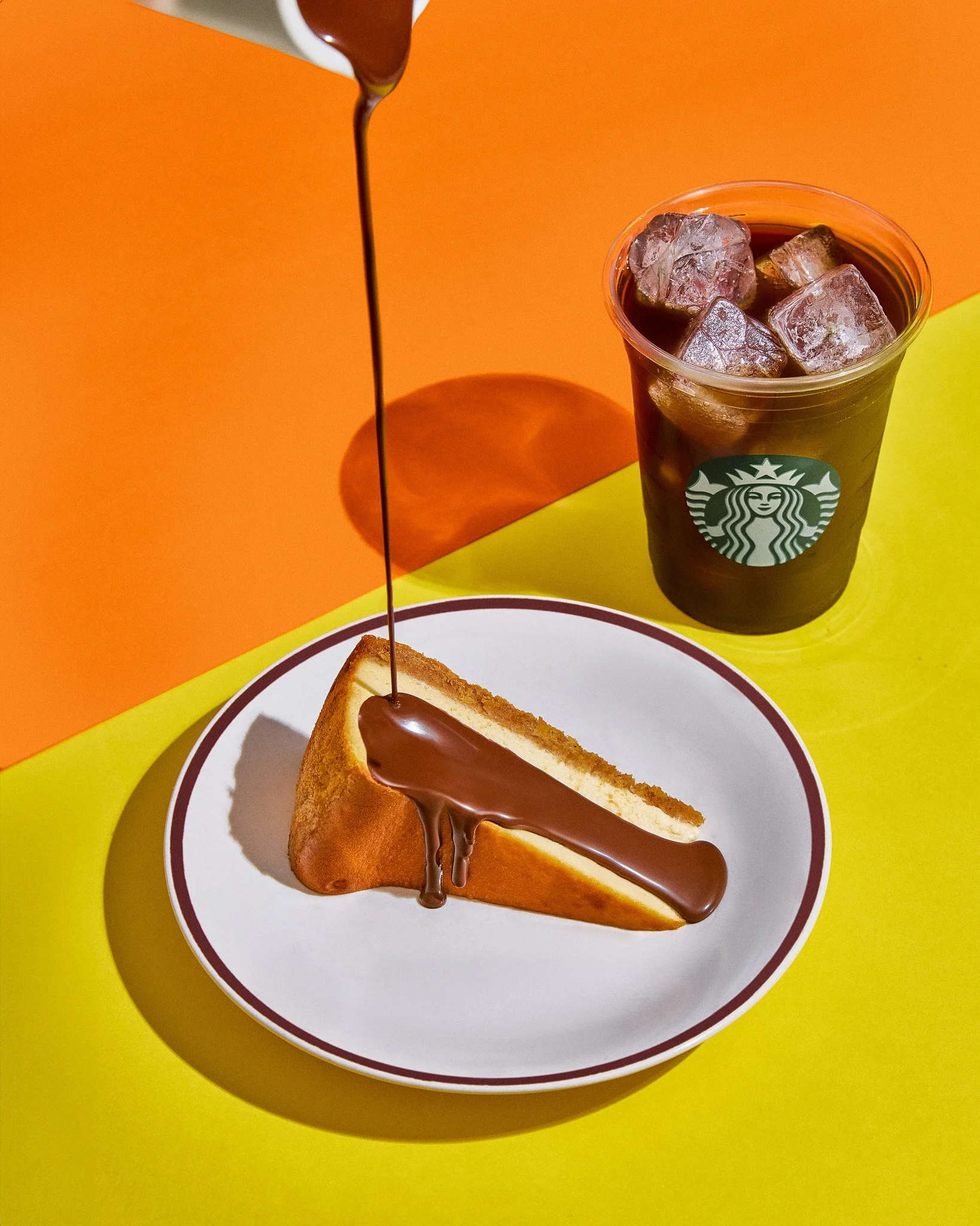 Geniş toplantı odası panoramik cam duvar ve şehir manzarası çekimi - PAM İstanbul kurumsal prodüksiyonu