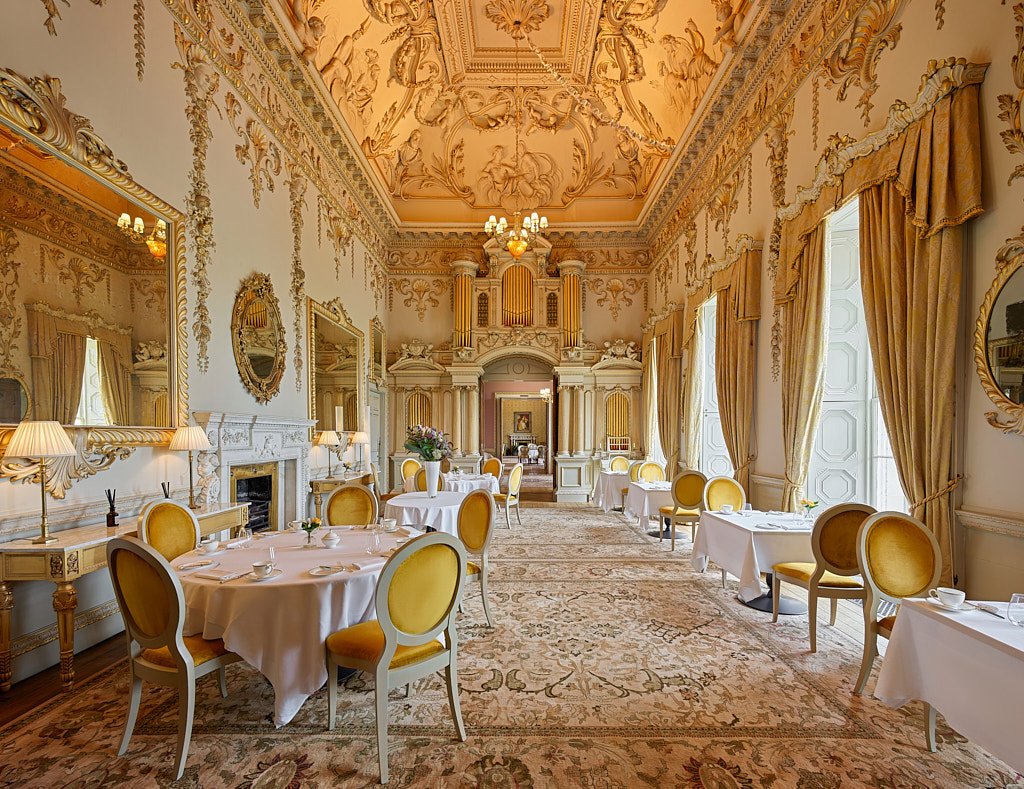 Lüks yatak odası kadife başlık ve altın detay iç mekân çekimi - PAM İstanbul iç mimarlık prodüksiyonu