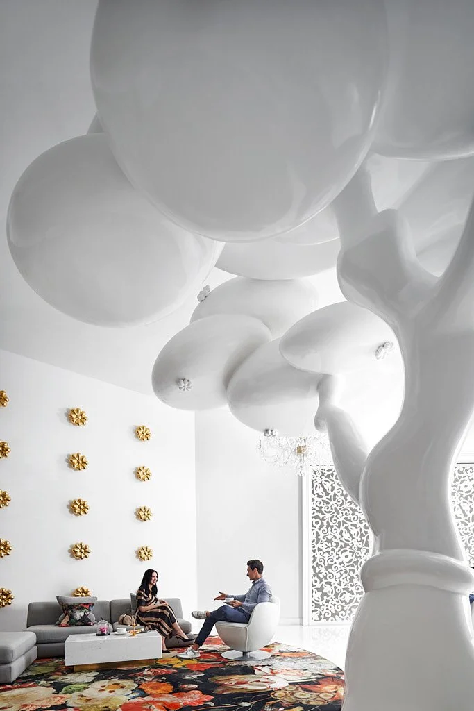 Şarap mahzeni ahşap yemek masası kadife sandalye iç mekân çekimi - PAM İstanbul restoran prodüksiyonu