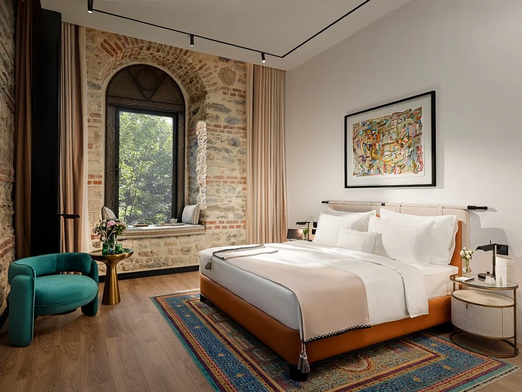 Gece aydınlatmalı kırmızı cepheli modern otel binası mimari çekimi - PAM İstanbul otel mimarlık prodüksiyonu