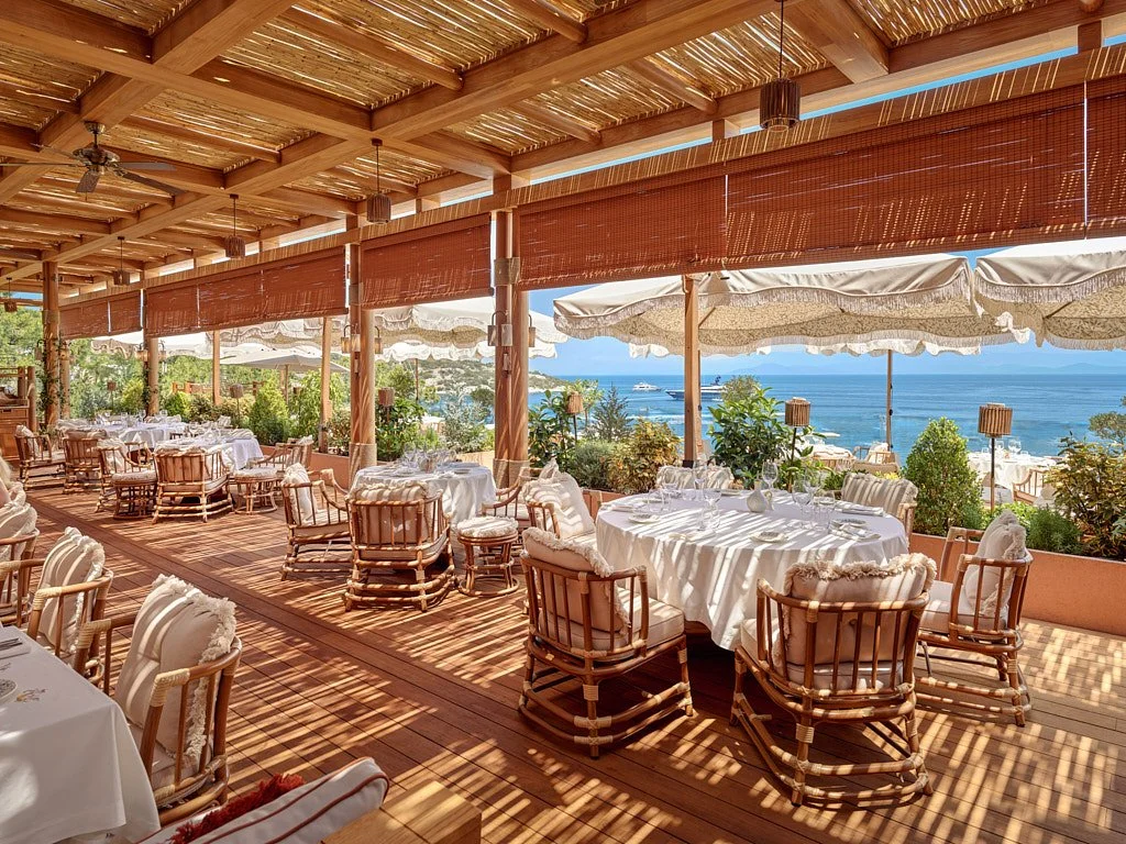 Modern açık plan ofis renkli mobilya ve tavan aydınlatma çekimi - PAM İstanbul kurumsal mekân prodüksiyonu