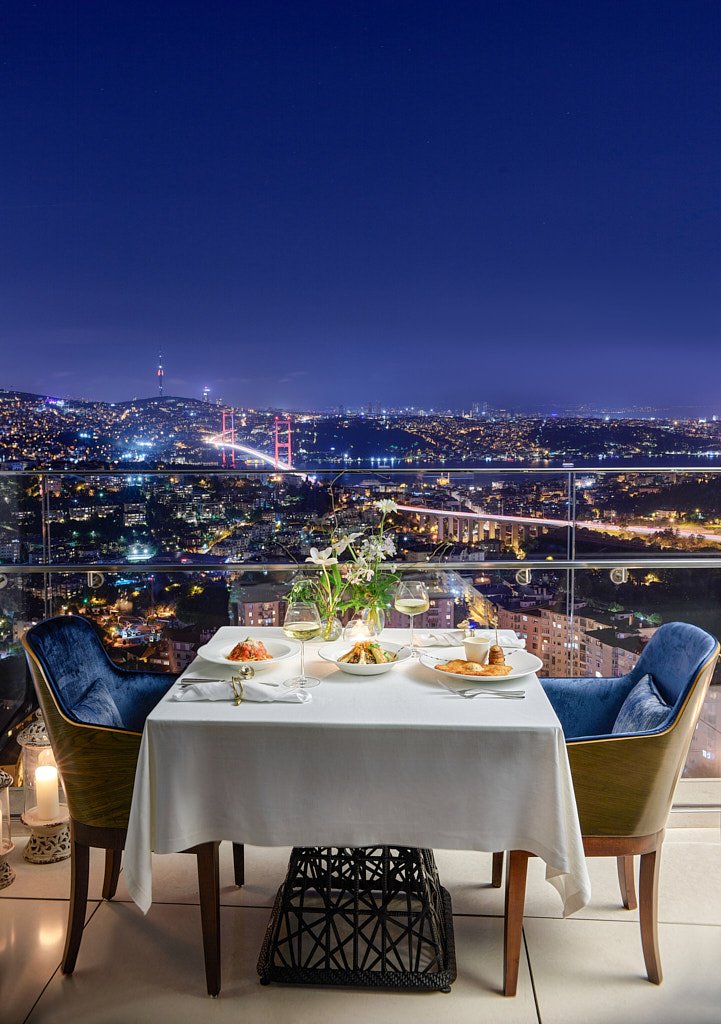 Zarif restoran iç mekân yuvarlak masalar ve beyaz örtü çekimi - PAM İstanbul restoran prodüksiyonu