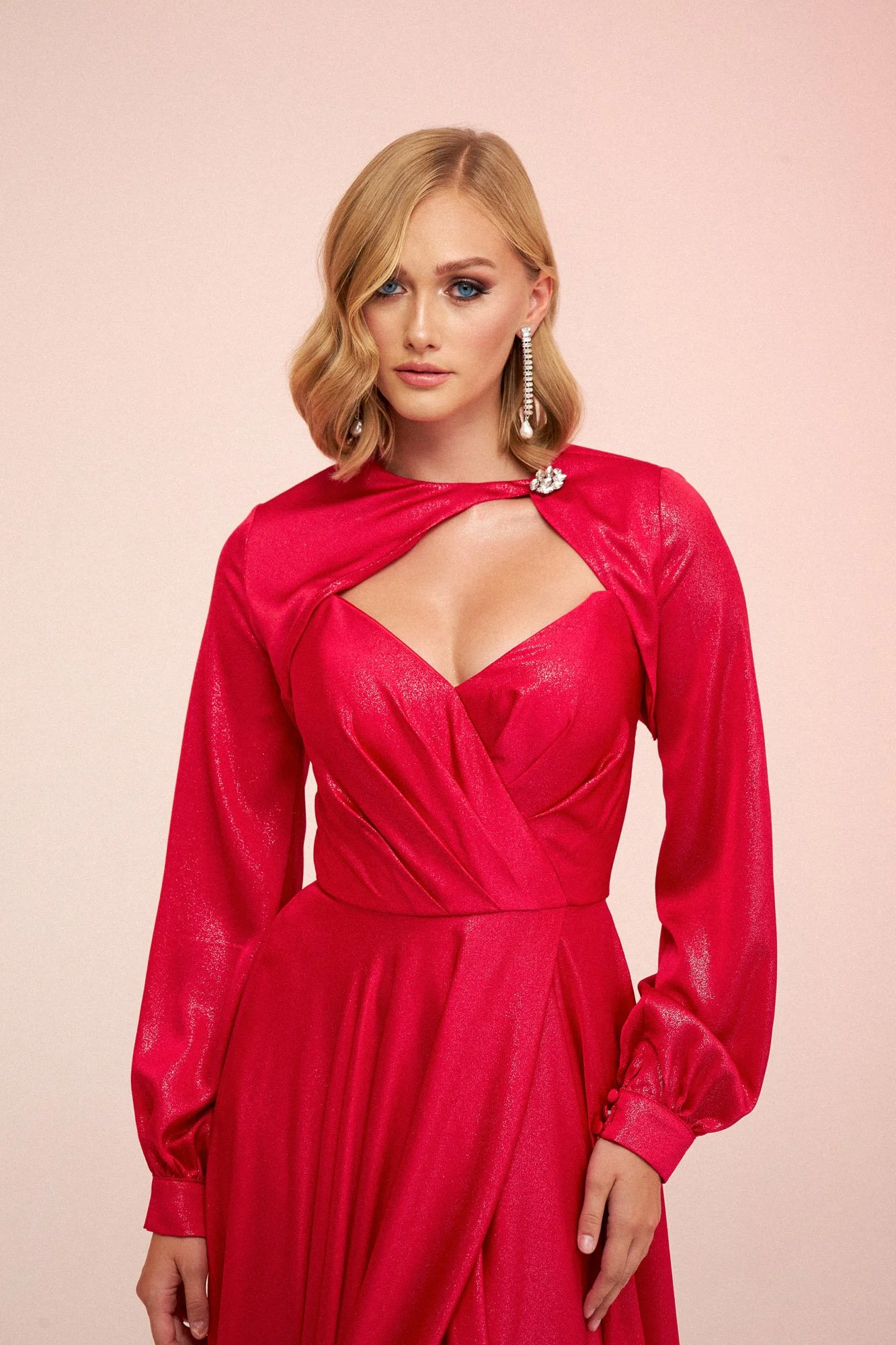 Carmen 2023'ün sofistike koleksiyonu, Pam İstanbul Prodüksiyonun stüdyosunda sanatsal bir dokunuşla ölümsüzleşiyor. Yüksek moda ve profesyonel prodüksiyonun birleştiği bu çekimlerde, modern elegansı keşfedin.