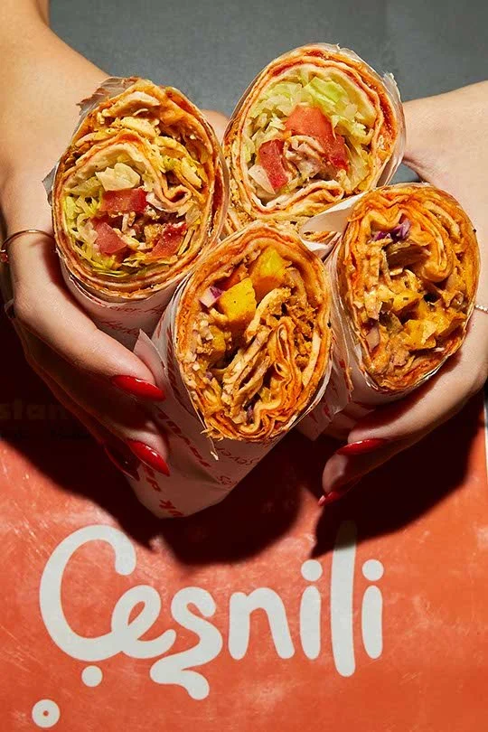 Kreatif pizza fotoğrafçılığı - Modern arka plan ile ürün odaklı reklam çekimi