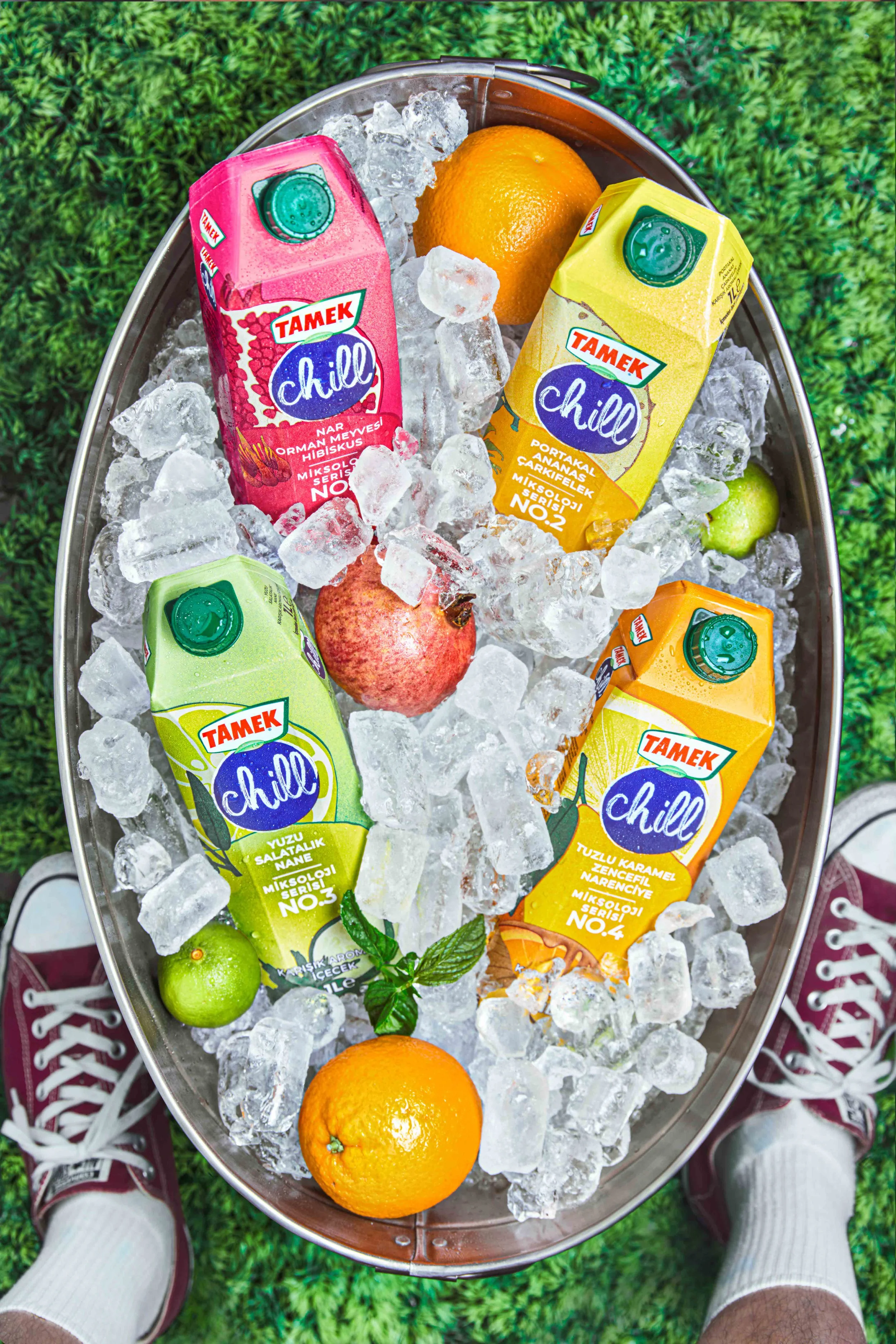 Yazın ferahlığını Tamek Chill'in doğal lezzetleriyle birleştiren gastronomi fotoğraflarımız, her yudumda sizi serinletiyor. Orman meyvesi, nar ve hibiskus gibi doğal tatlarla zenginleştirilmiş içeceklerimizin, profesyonel çekimlerle sanata dönüştüğü 