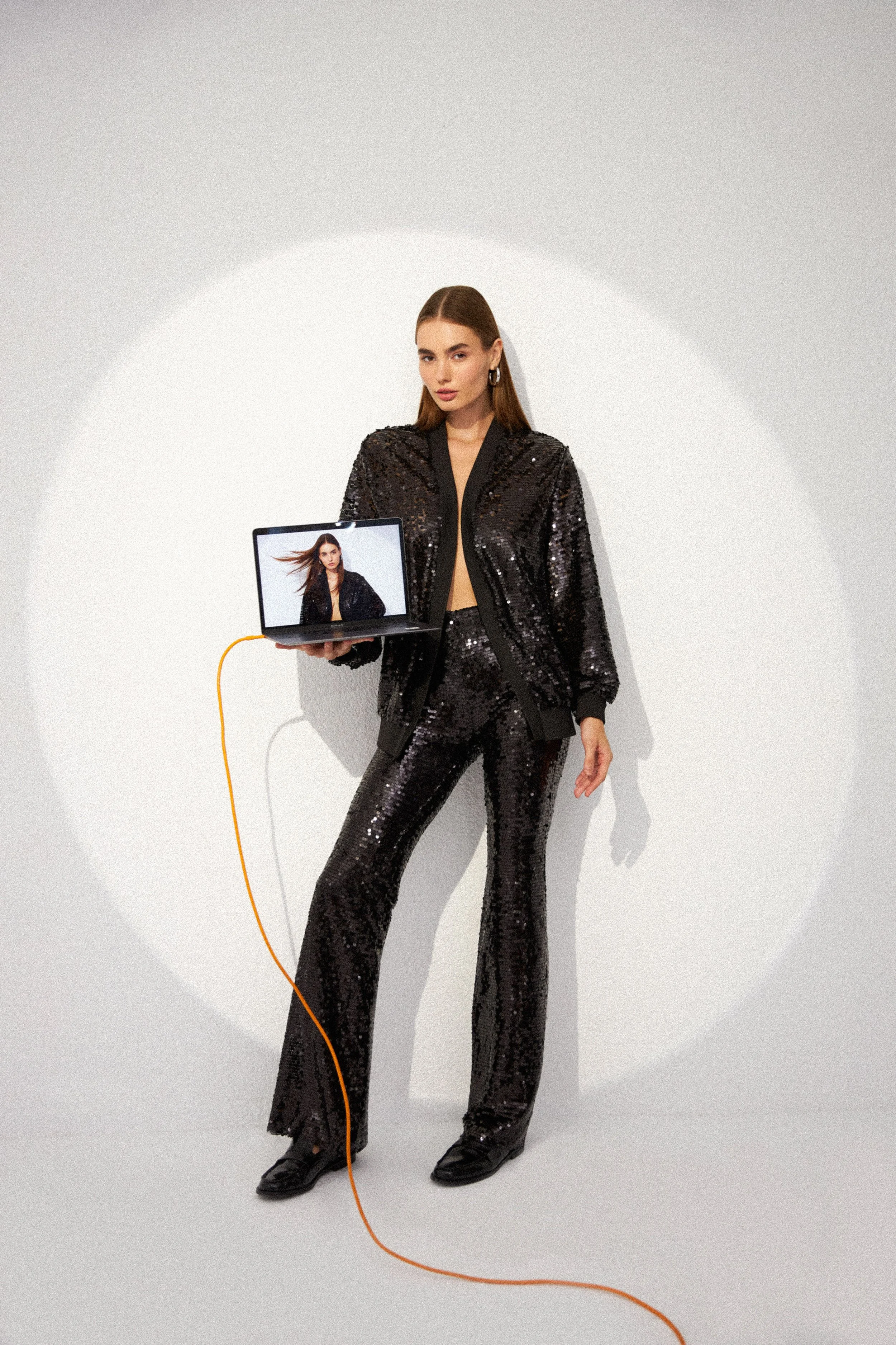 Kurumsal moda çekimi, çalışan kadın stili için modern e-ticaret fotoğraf prodüksiyonu.