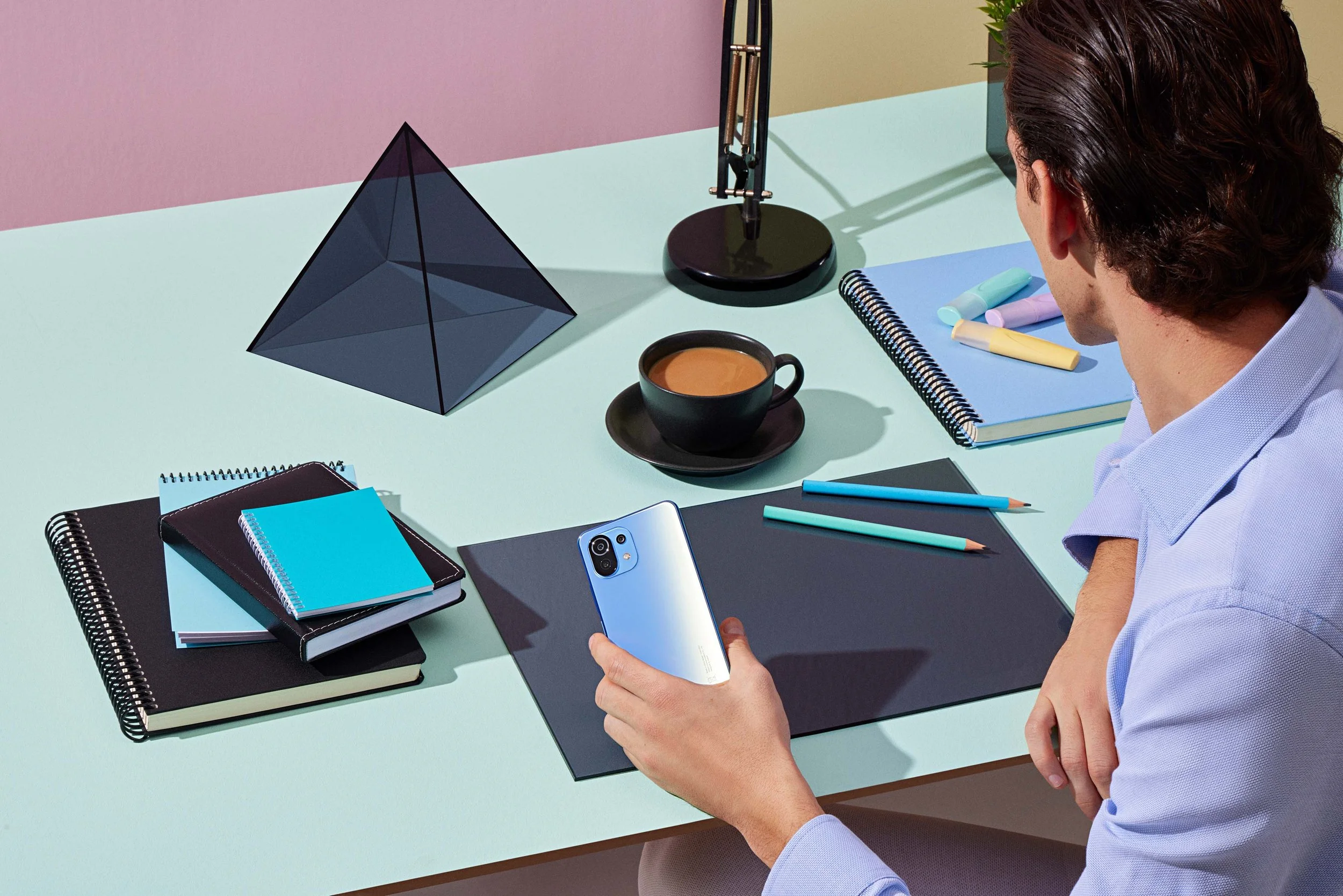 Pam İstanbul Prodüksiyon, Xiaomi'nin en son Life Style koleksiyonunu, neon ışıkların ve dinamizmin arasında, stil ve teknolojiyi bir araya getiren bir fotoğraf serisiyle sunuyor. Her kare, modern yaşamın dinamik ruhunu ve Xiaomi'nin yenilikçi estetiğ