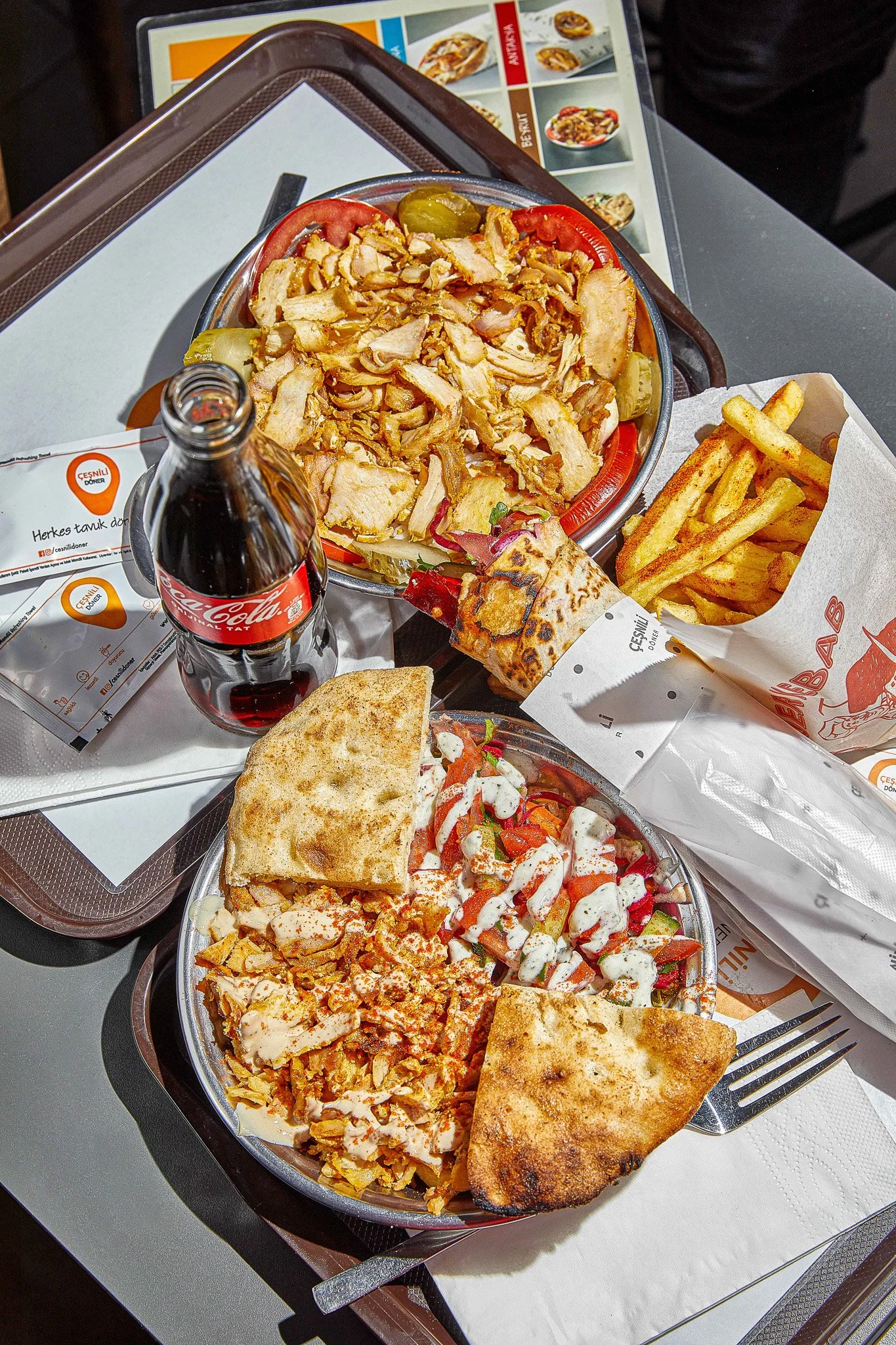 Restoran menü çekimi - Akdeniz mutfağı ve Coca-Cola eşleşmeli lifestyle fotoğraf