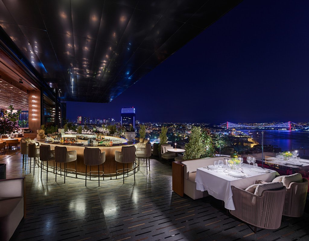 Gece şehir ve köprü manzaralı çatı katı restoran fotoğraf çekimi - PAM İstanbul mekân prodüksiyonu