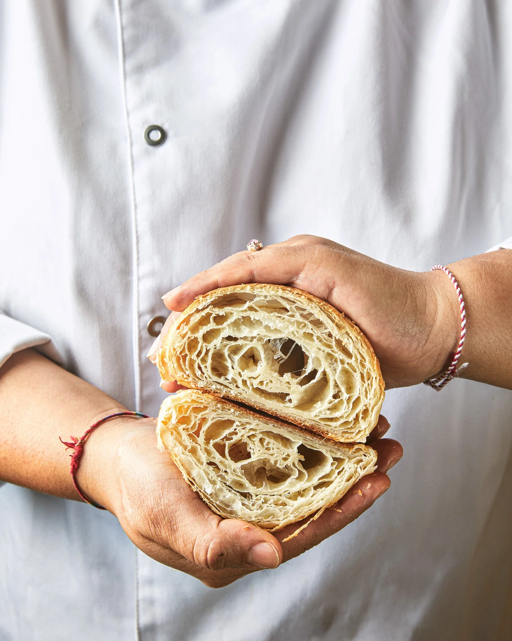 Artizan fırın ürün fotoğrafçılığı, taze pişmiş kuruvasan detay çekimi ve gastronomi içerik yönetimi.