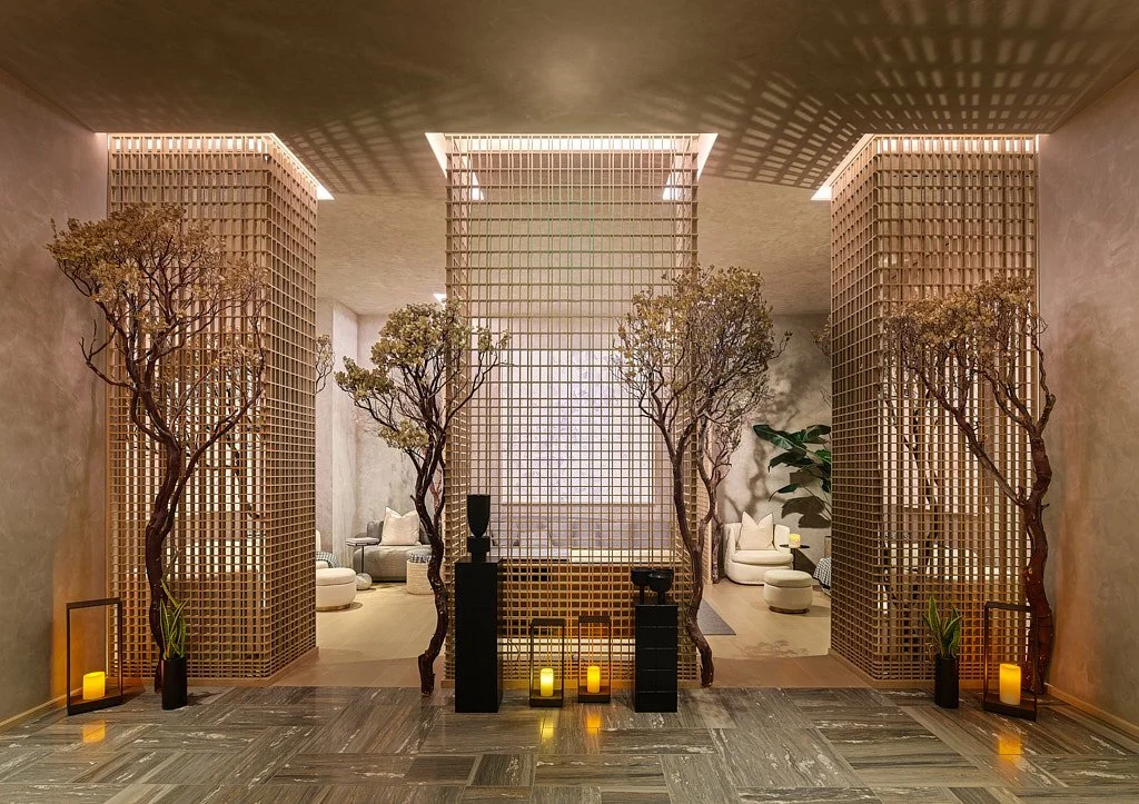 Ahşap kafes bölücülü zarif iç mekân lobi ve mum aydınlatma çekimi - PAM İstanbul iç mimarlık prodüksiyonu