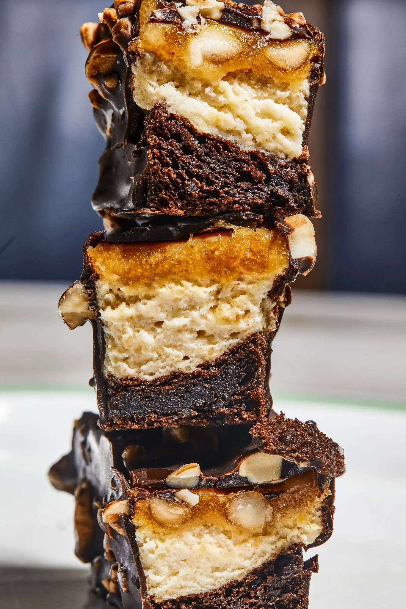 Gastronomi prodüksiyonu, katlı brownie sunumu ve detay odaklı tatlı menüsü fotoğrafçılığı.