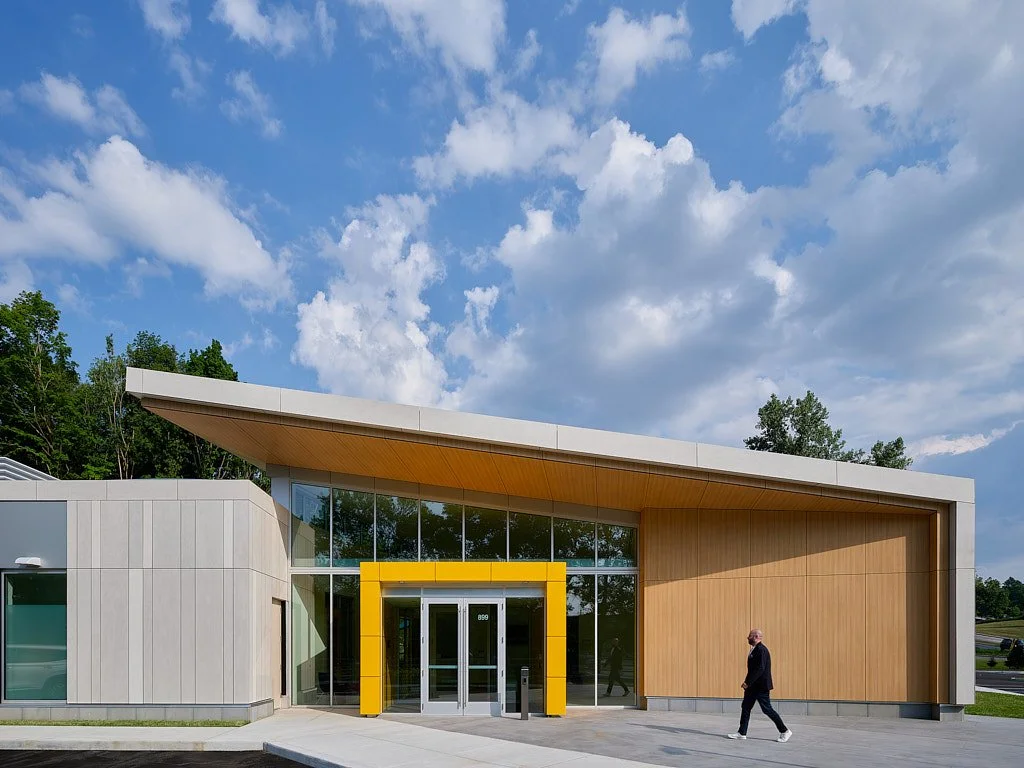 Yuvarlak masa şehir manzaralı zarif yemek alanı iç mekân çekimi - PAM İstanbul restoran prodüksiyonu