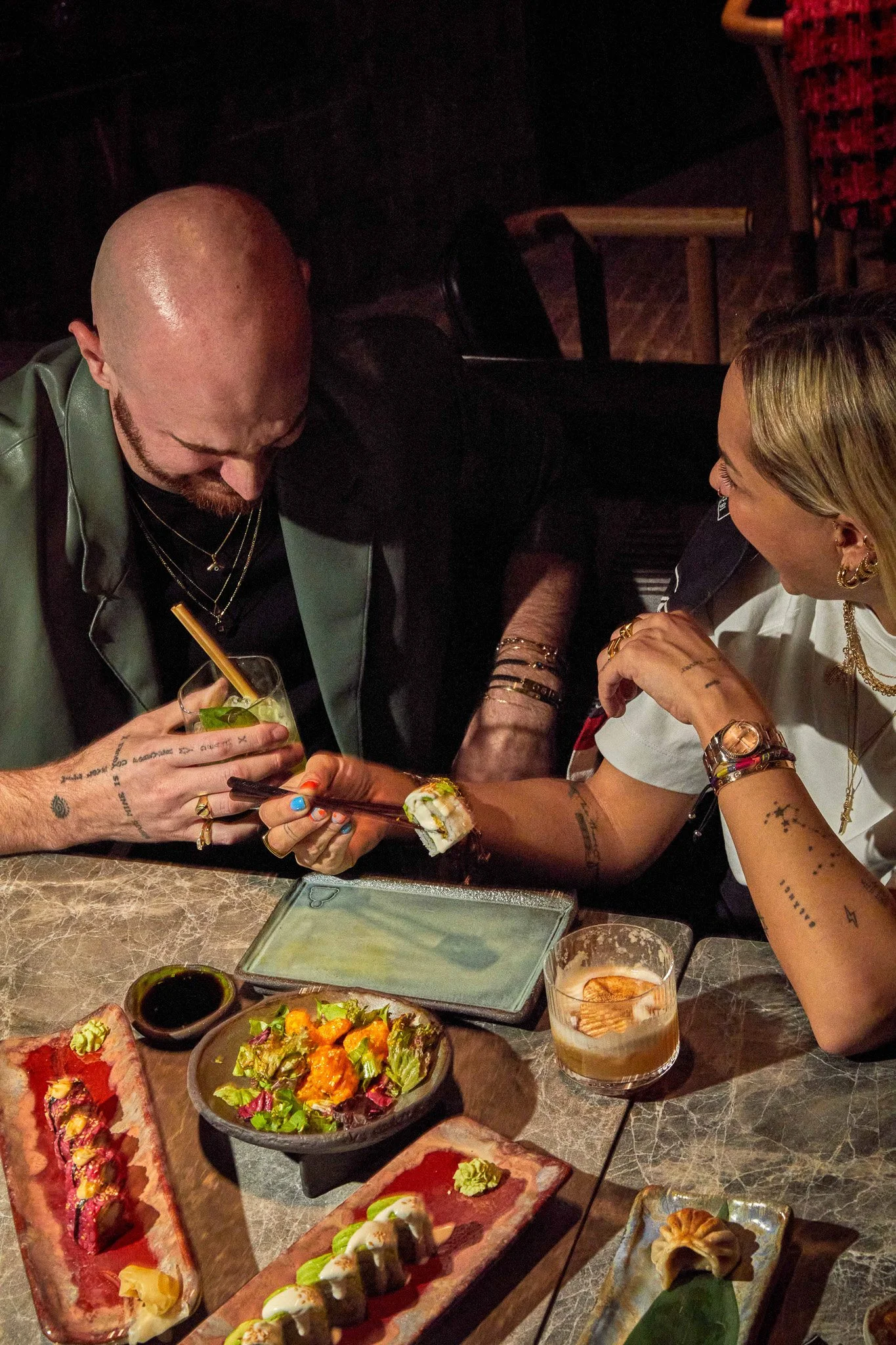 Restoran lifestyle çekimi - Üst açıdan sushi tabağı ve şarap eşleşmesi.