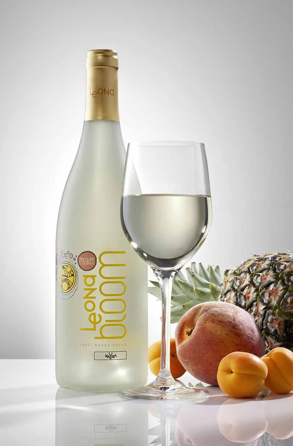 Pam İstanbul Prodüksiyon tarafından gerçekleştirilen şarap fotoğraf çekimleri, şarapların zarafetini ve lezzetini en estetik şekilde yansıtarak marka kimliğini güçlendirmektedir. Her detayın özenle planlandığı bu çekimler, şarapların renk, doku ve şi