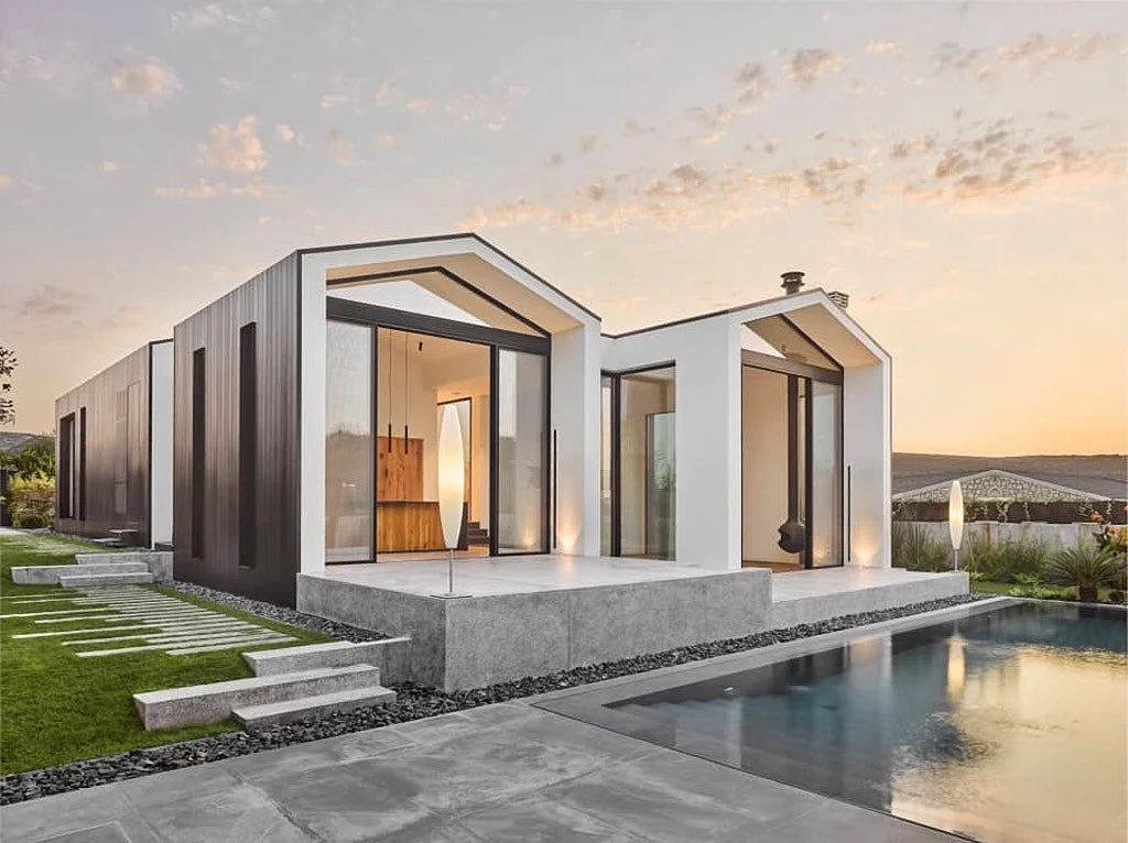 Siyah beyaz modern villa cam cephe havuz dış mekân çekimi - PAM İstanbul mimarlık prodüksiyonu