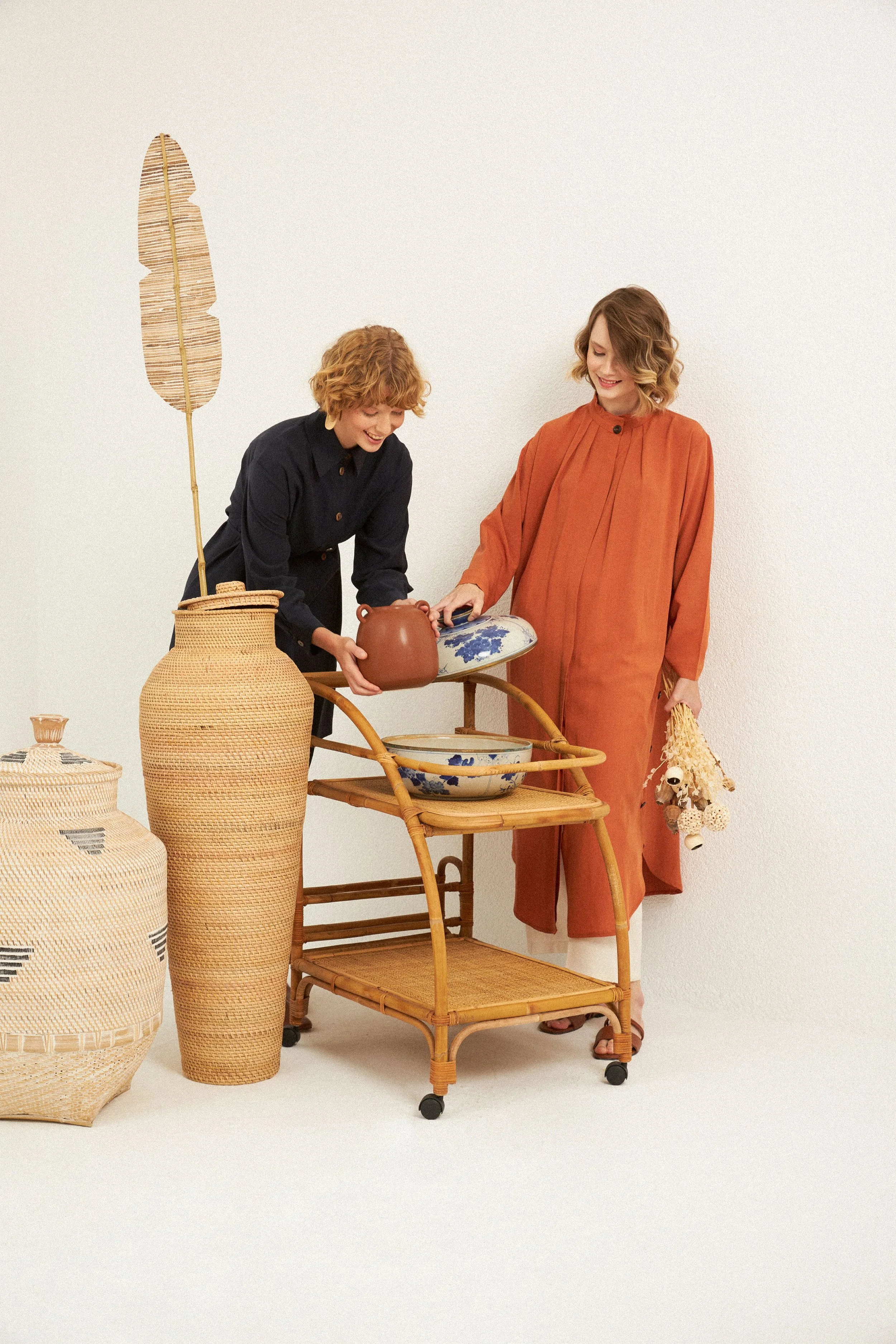 Sanatsal ürün ve dekorasyon çekimi, minimalist dekorlu kreatif moda prodüksiyonu.