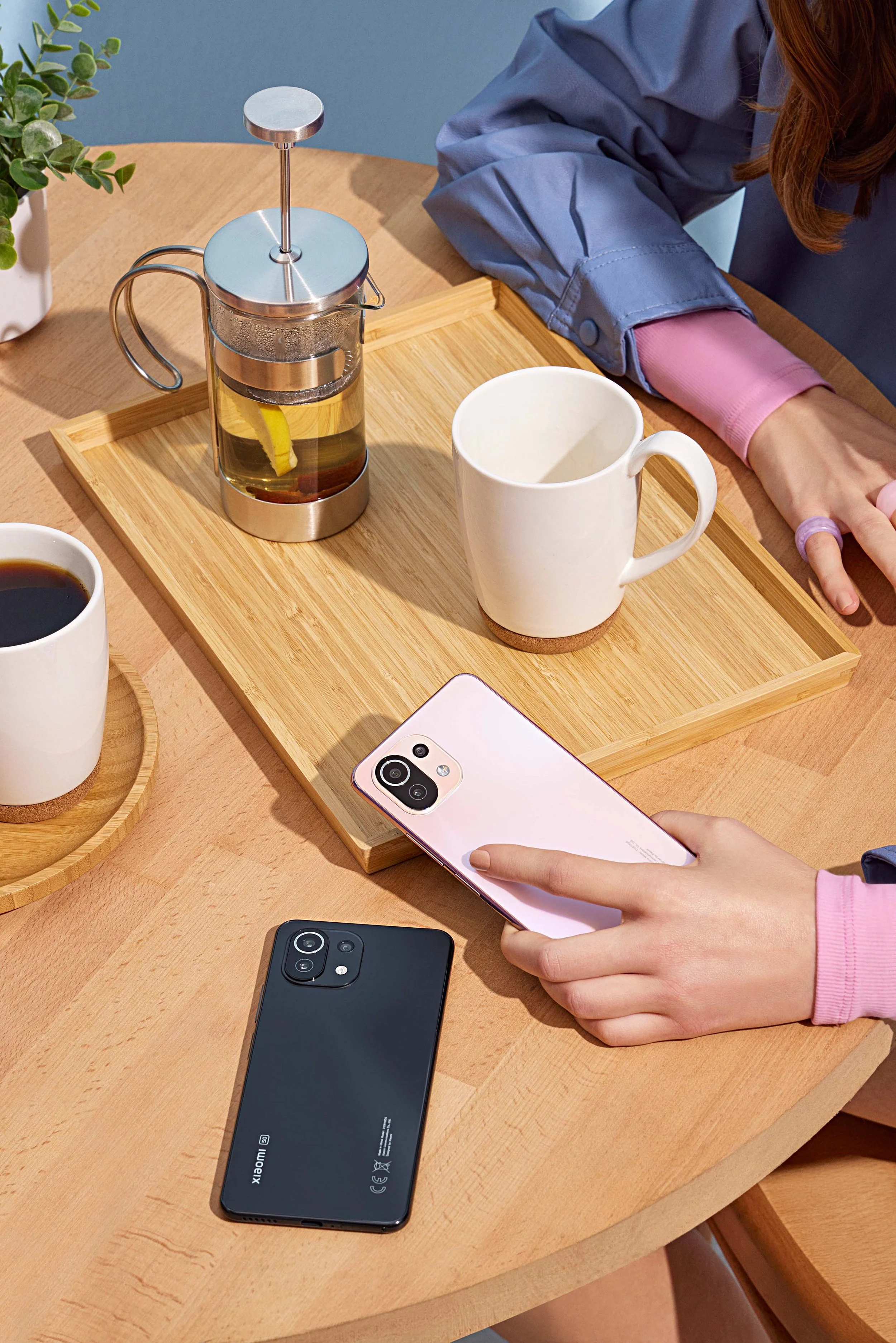 Pam İstanbul Prodüksiyon, Xiaomi'nin en son Life Style koleksiyonunu, neon ışıkların ve dinamizmin arasında, stil ve teknolojiyi bir araya getiren bir fotoğraf serisiyle sunuyor. Her kare, modern yaşamın dinamik ruhunu ve Xiaomi'nin yenilikçi estetiğ