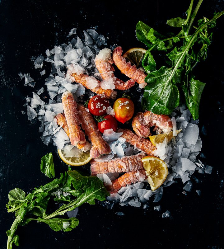 Buz ile birlikte çeşitli deniz ürünleri tabağı.
