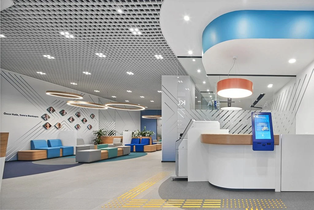 Modern bar alanı dairesel tezgâh ve ahşap tavan iç mekân çekimi - PAM İstanbul restoran prodüksiyonu