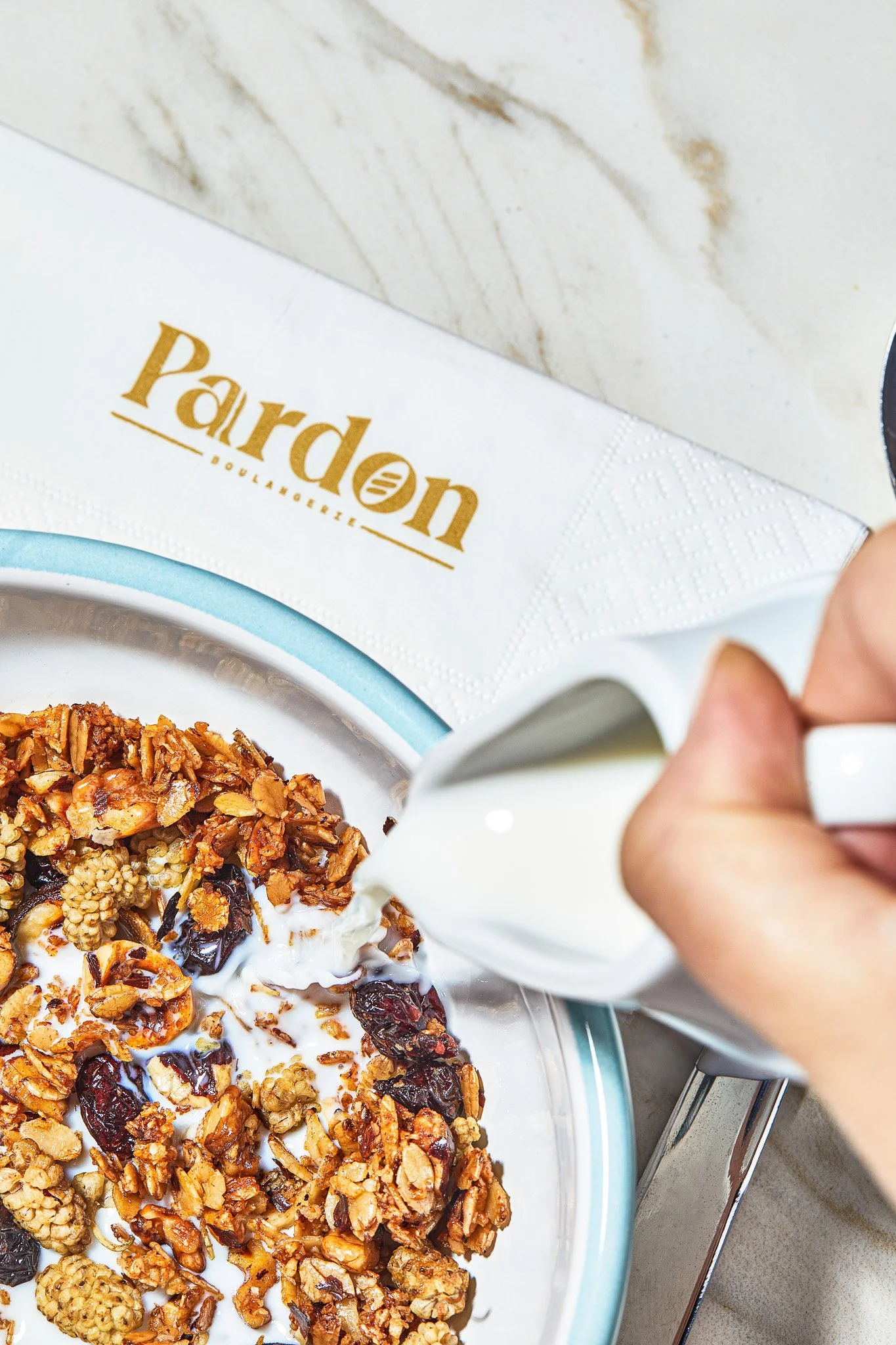 Pardón Boulangerie profesyonel yemek çekimi, artizan granola ve yoğurt sunumu gastronomi prodüksiyonu.