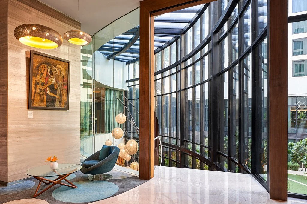 Modern beyaz mutfak ahşap detay ve entegre aydınlatma çekimi - PAM İstanbul iç mimarlık prodüksiyonu